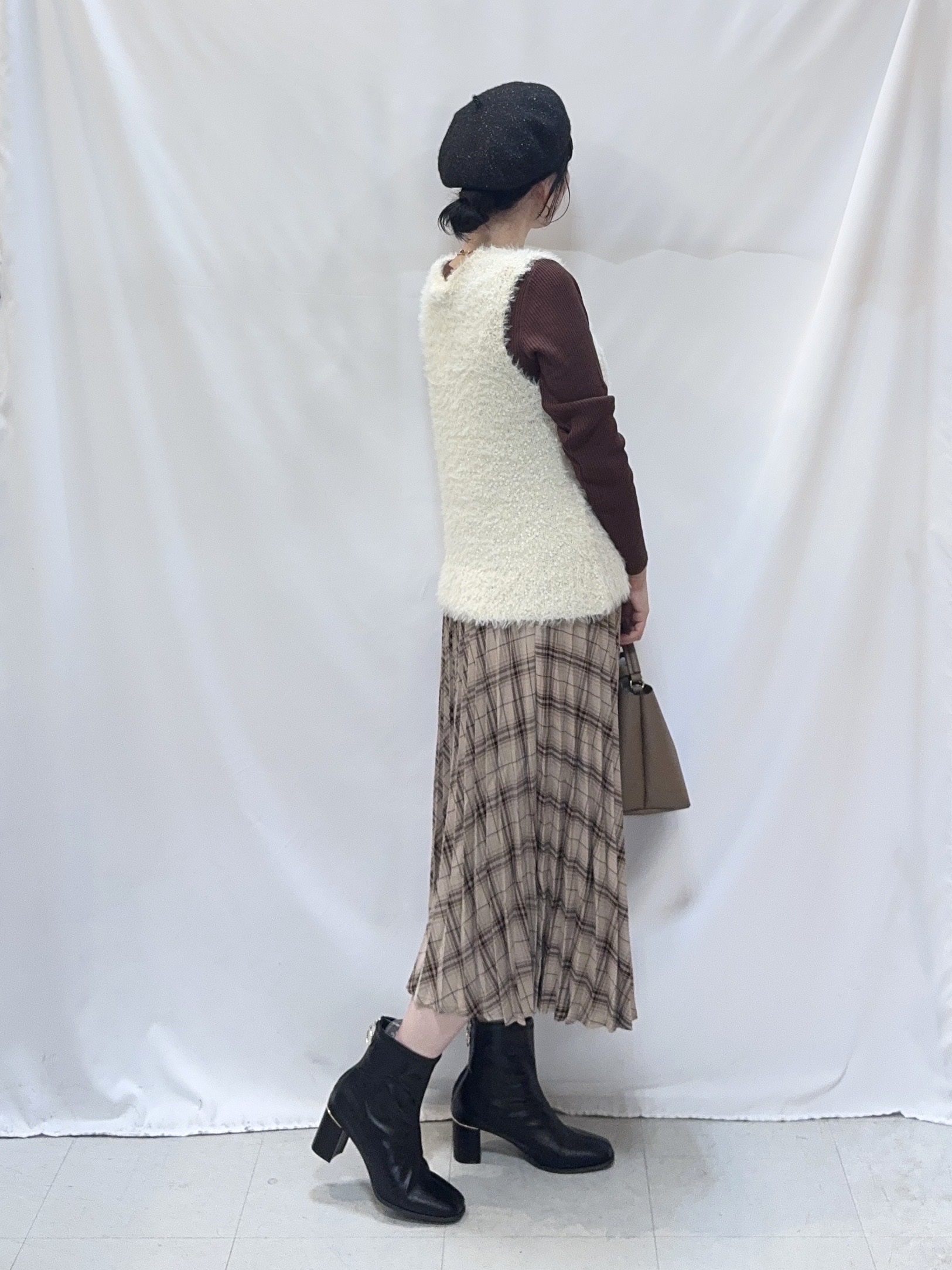 𝐇𝐢𝐫𝐨𝐦𝐢さんの「SHOO･LA･RUE｜【洗濯機可】重ねるだけで華やかに。ポンポンシャギーベスト」を使ったコーディネート
