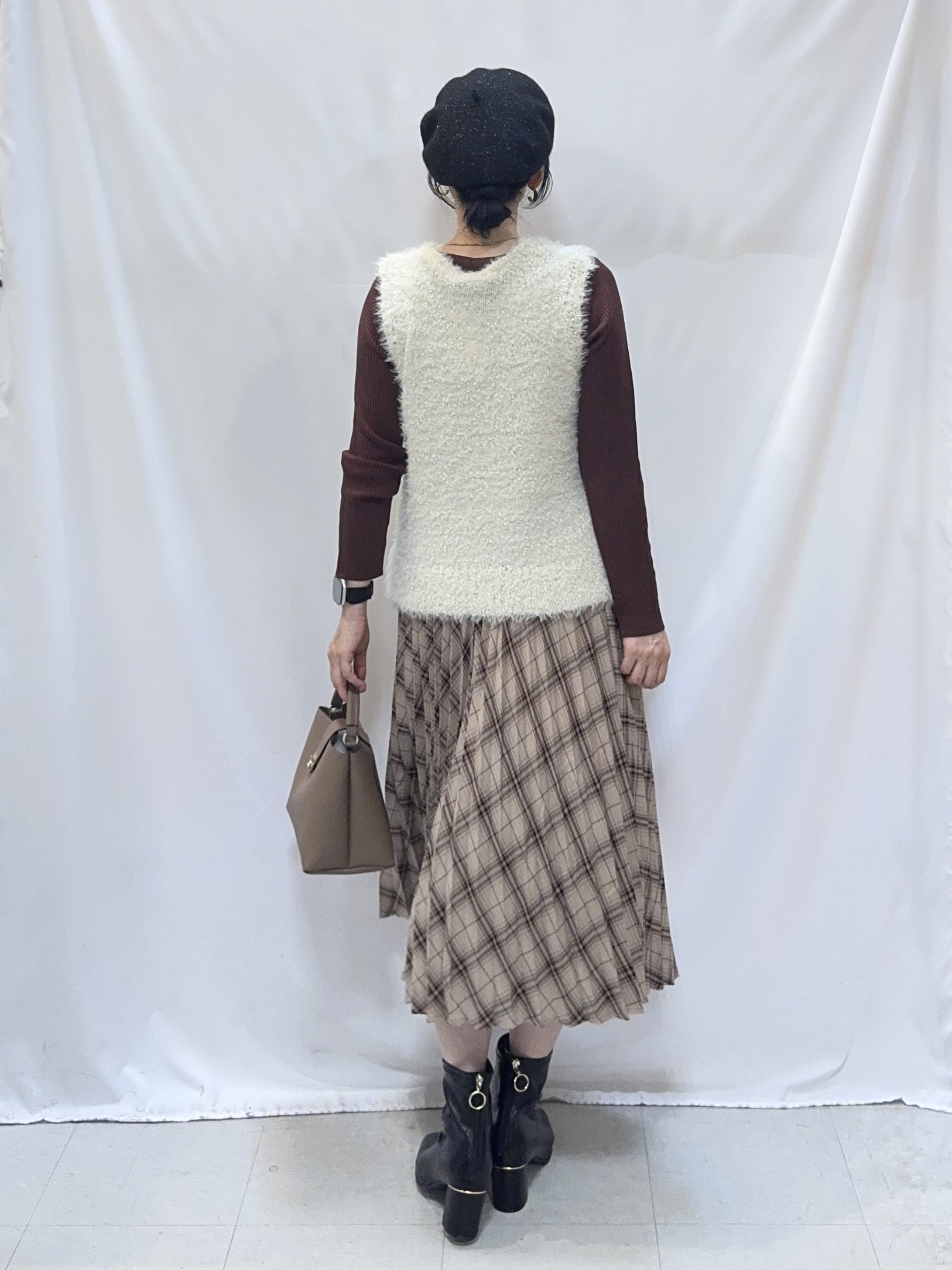 𝐇𝐢𝐫𝐨𝐦𝐢さんの「SHOO･LA･RUE｜【洗濯機可】重ねるだけで華やかに。ポンポンシャギーベスト」を使ったコーディネート