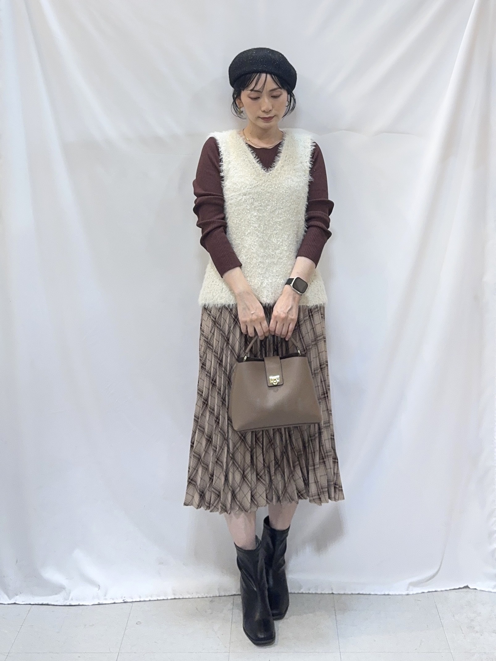𝐇𝐢𝐫𝐨𝐦𝐢さんの「SHOO･LA･RUE｜【洗濯機可】重ねるだけで華やかに。ポンポンシャギーベスト」を使ったコーディネート