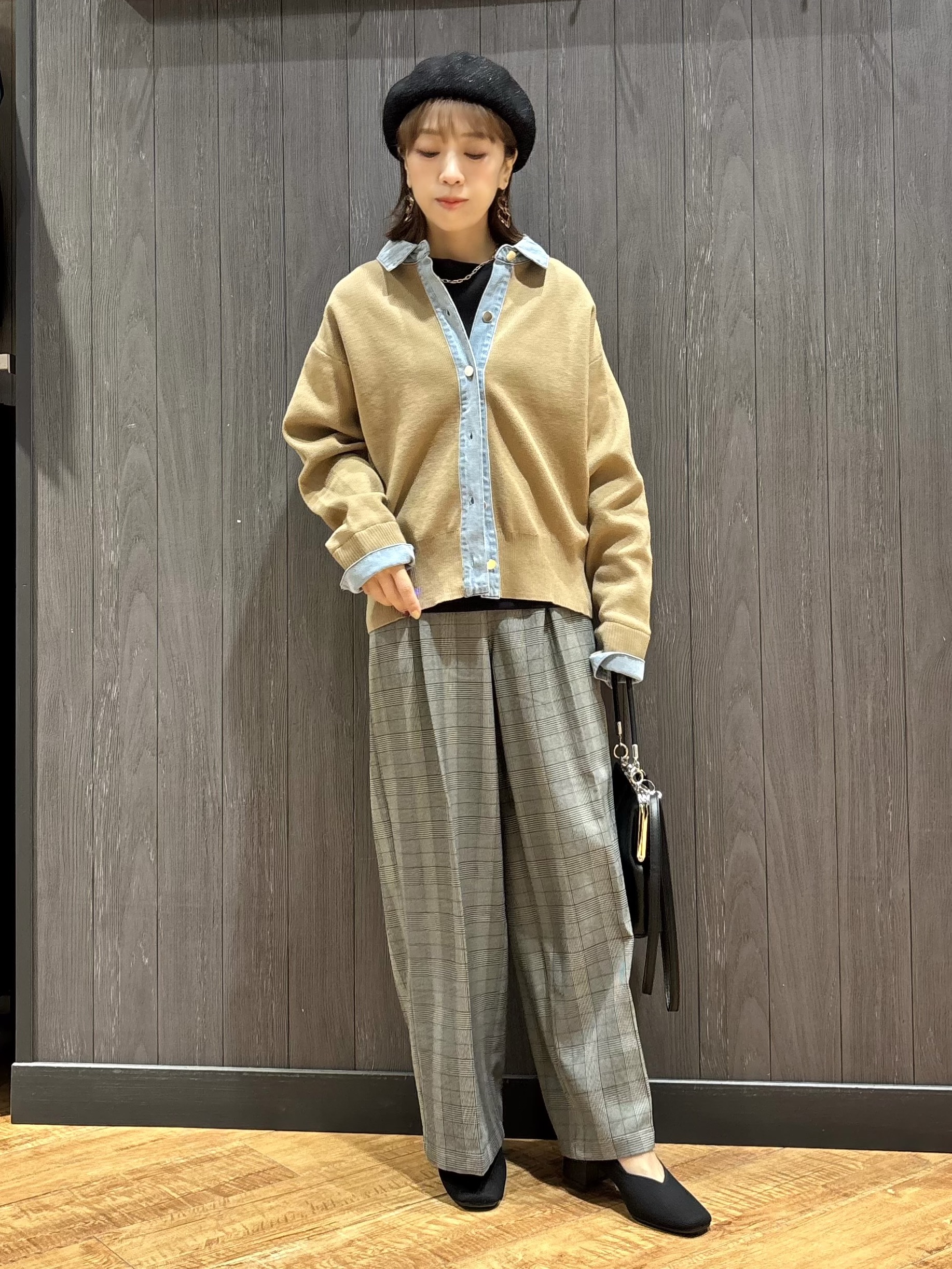 meiさんの「SHOO･LA･RUE｜【S-LL/洗濯機可】デニム／チェック切替でこなれ見え 金ボタンニットカーディガン」を使ったコーディネート