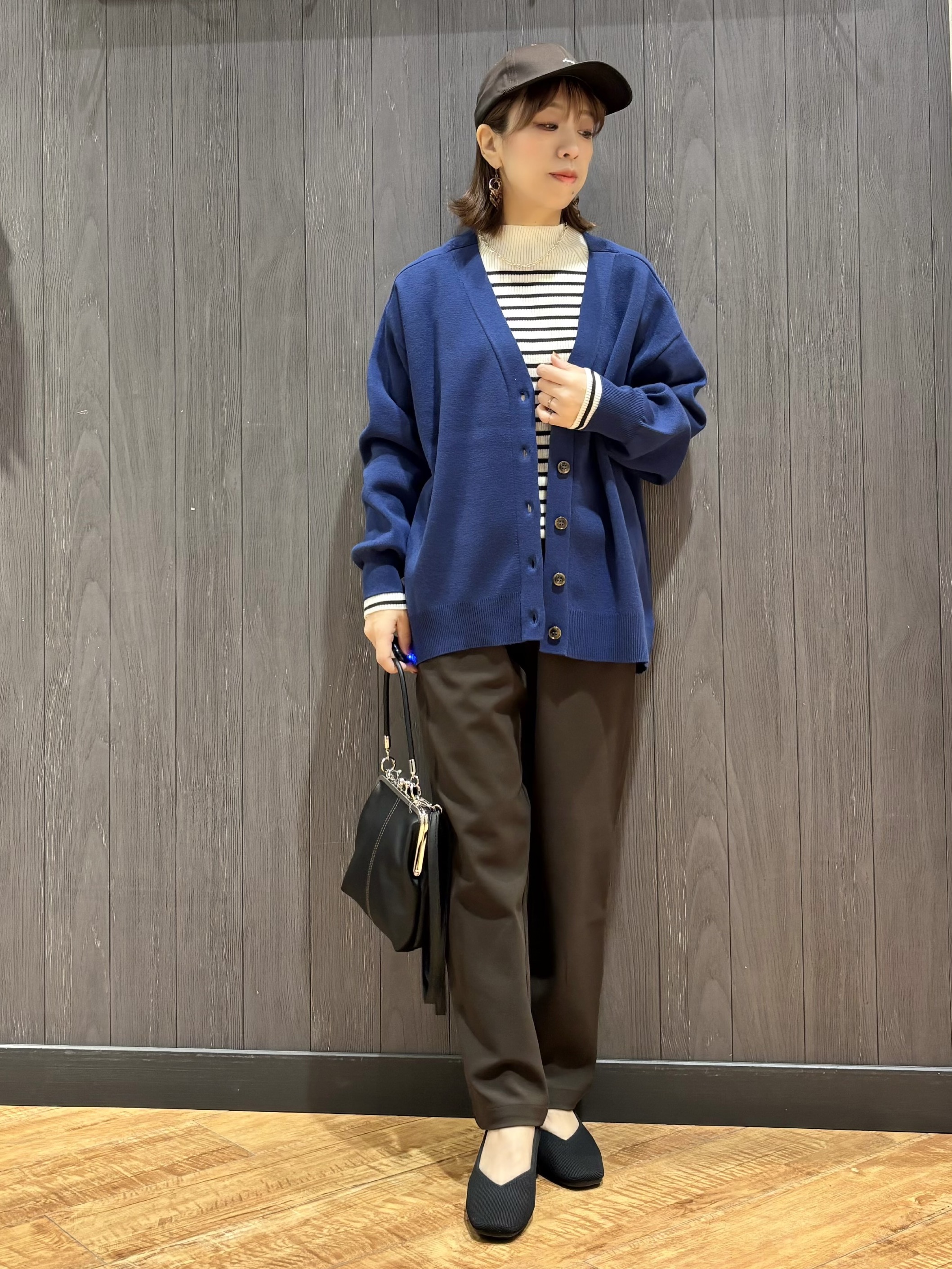 meiさんの「SHOO･LA･RUE｜【毛玉になりにくい/S-LL/洗濯機可/体型カバー】Vネックゆったりカーディガン」を使ったコーディネート