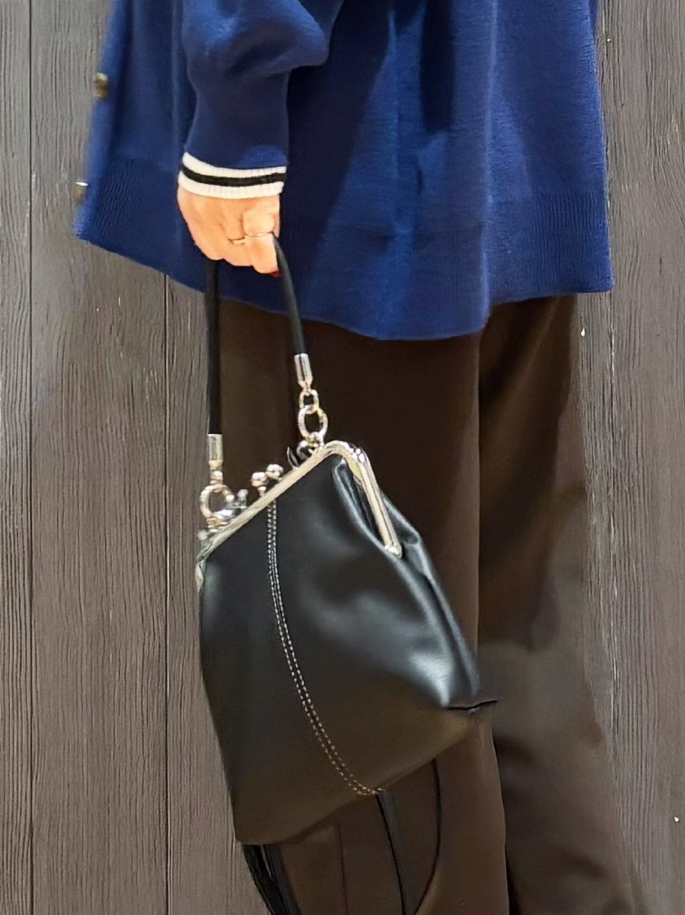 meiさんの「SHOO･LA･RUE｜【毛玉になりにくい/S-LL/洗濯機可/体型カバー】Vネックゆったりカーディガン」を使ったコーディネート