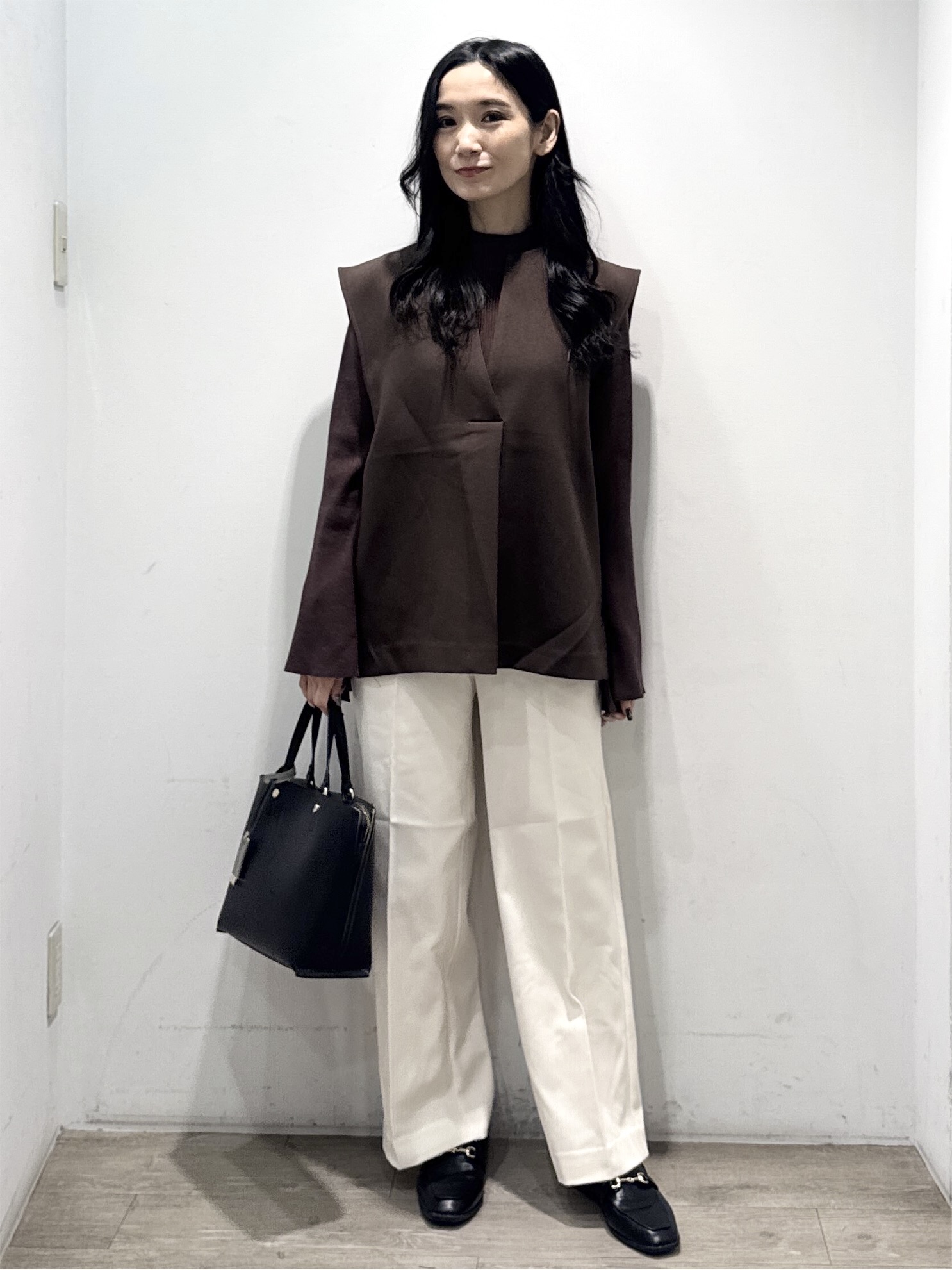 yuicciさんの「OPAQUE.CLIP｜《ツインセット》Vネックベスト&times;ハイネックリブニット【洗濯機OK】」を使ったコーディネート