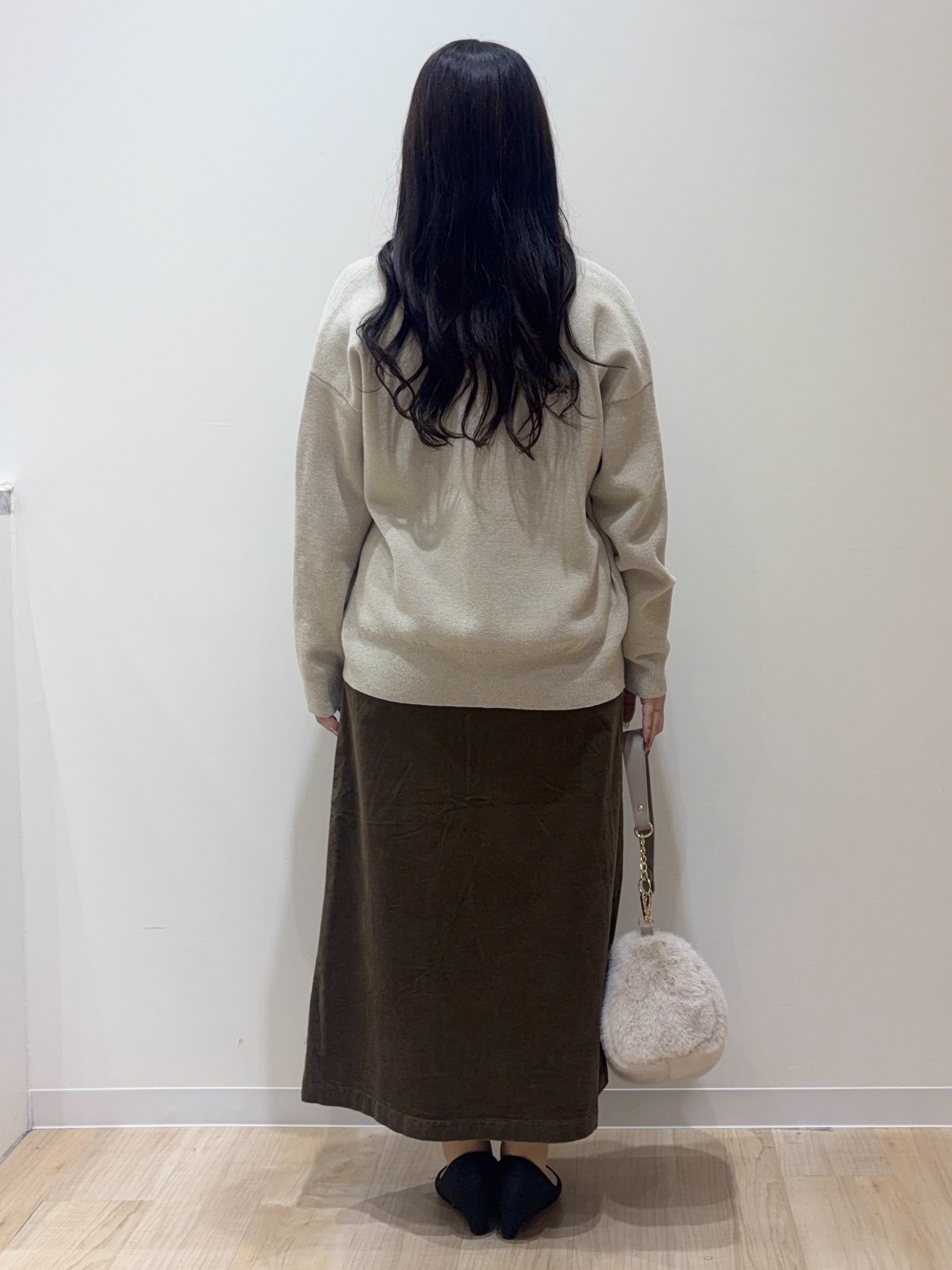 minamiさんの「grove｜【ベロアのような艶感を纏う】上品Vネックカーディガン」を使ったコーディネート