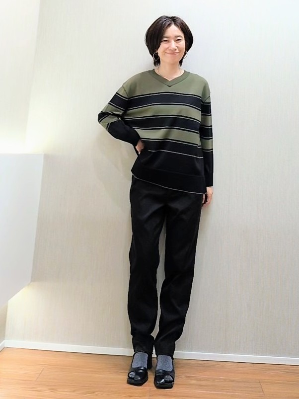 ミズタさんの「UNTITLED｜【顔周りすっきり/体型カバー】ドライタッチVネックニットプルオーバー」を使ったコーディネート