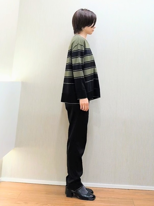 ミズタさんの「UNTITLED｜【顔周りすっきり/体型カバー】ドライタッチVネックニットプルオーバー」を使ったコーディネート