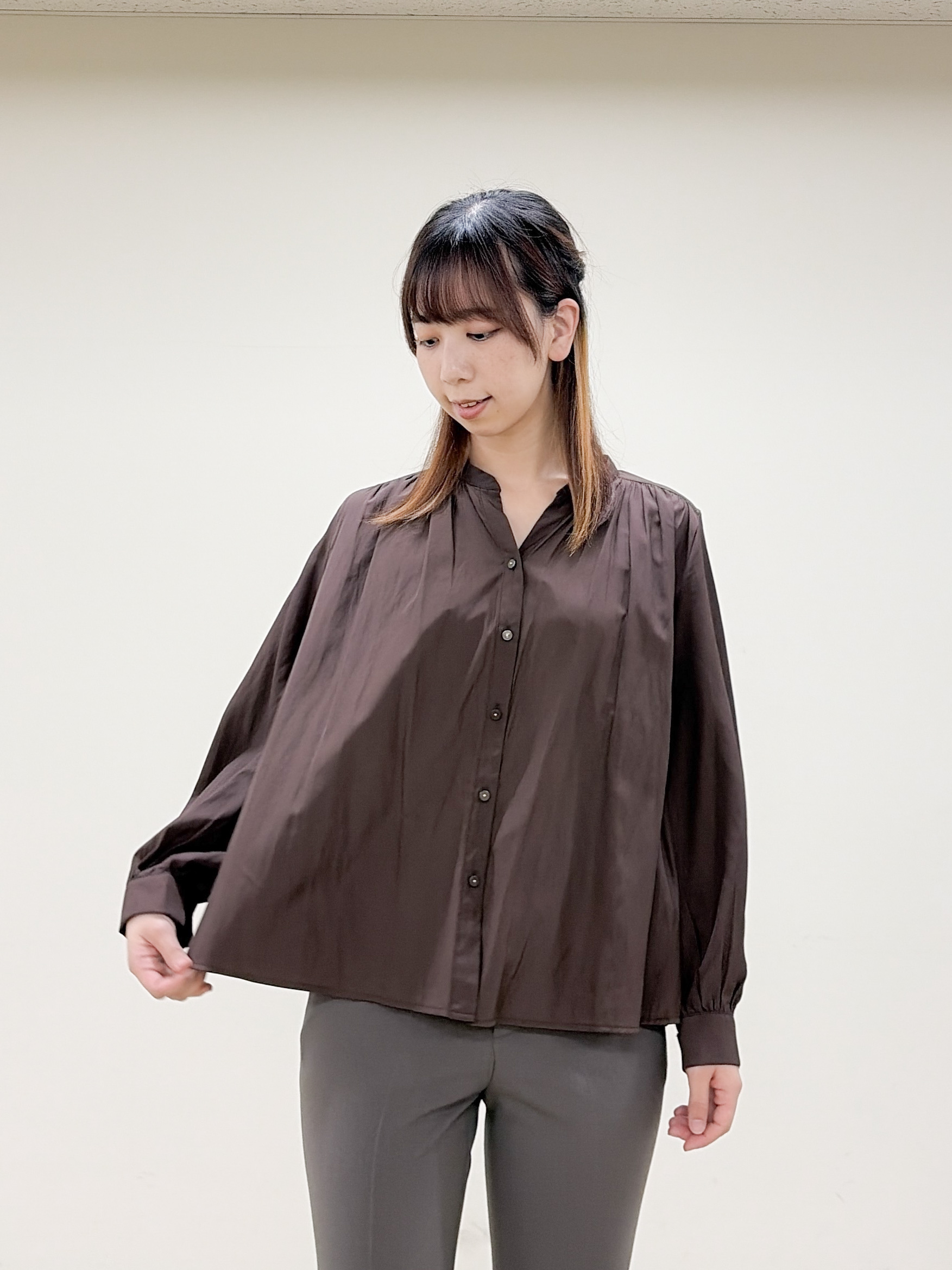 yurinaさんの「index｜【防シワ】パウダーサテンギャザーブラウス《洗濯機OK／イージーアイロン》」を使ったコーディネート