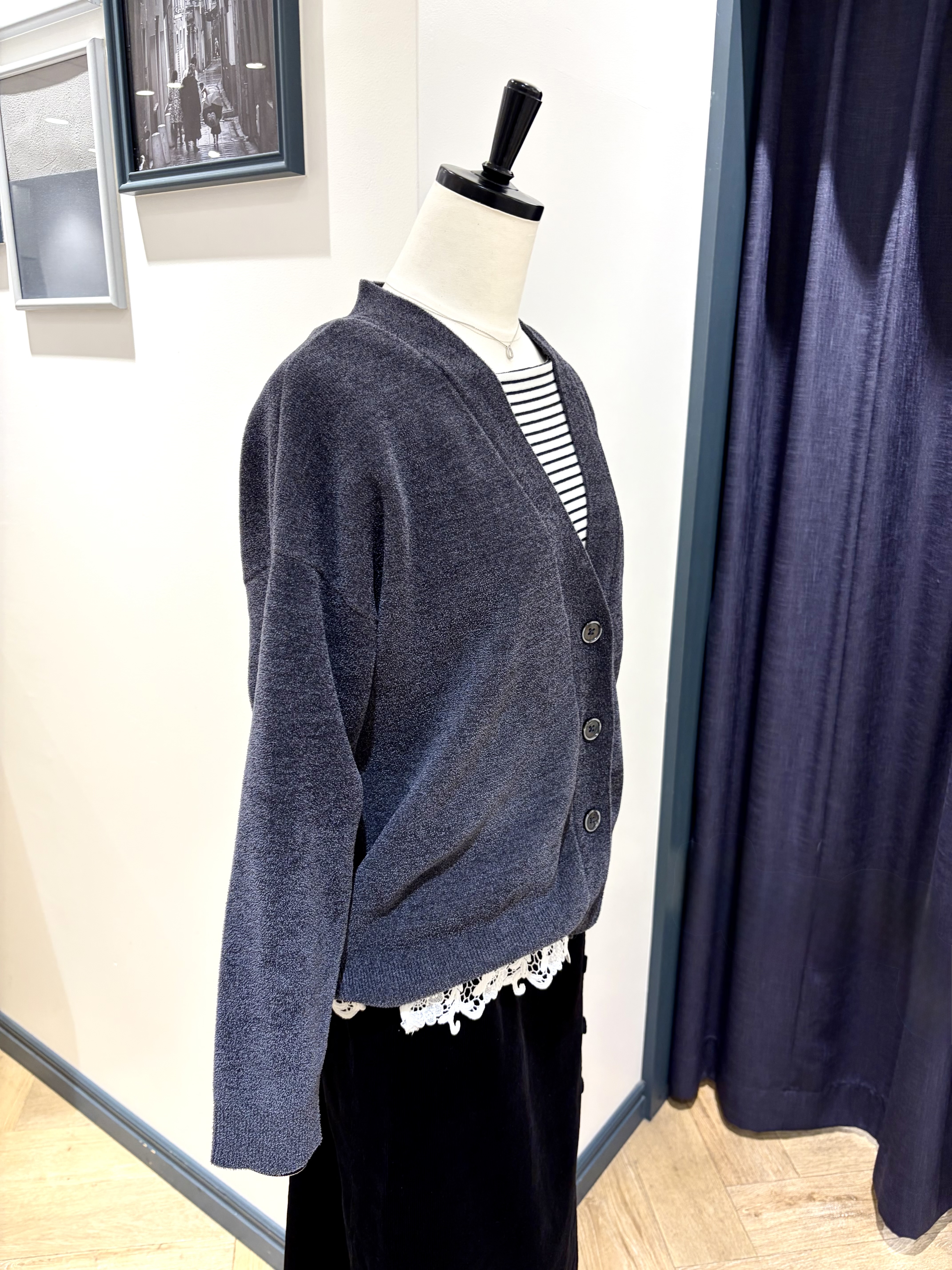kikiさんの「grove｜【ベロアのような艶感を纏う】上品Vネックカーディガン」を使ったコーディネート