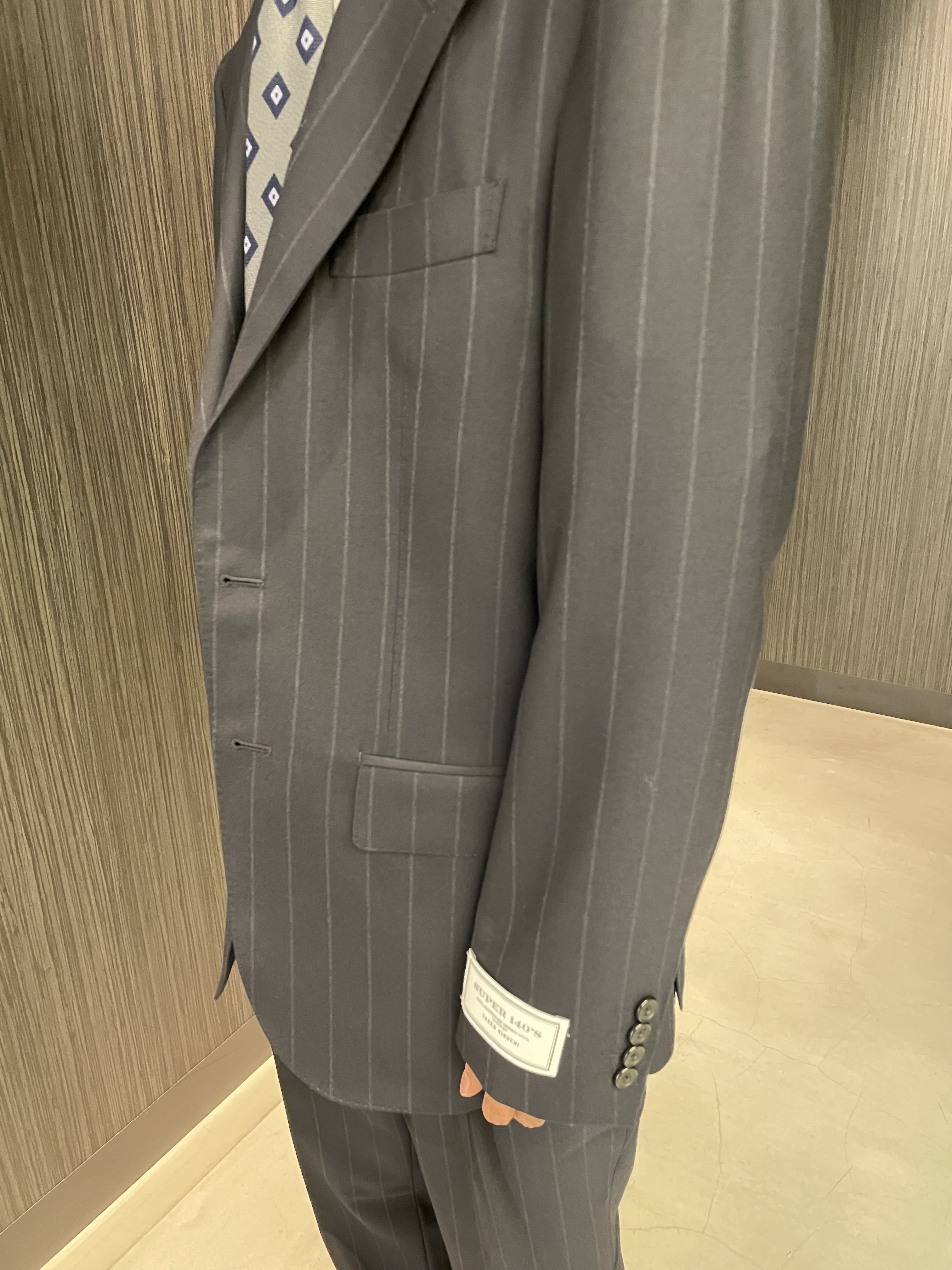 Okdさんの「TAKEO KIKUCHI｜Super140&rsquo;s ワイド ストライプ スーツ」を使ったコーディネート
