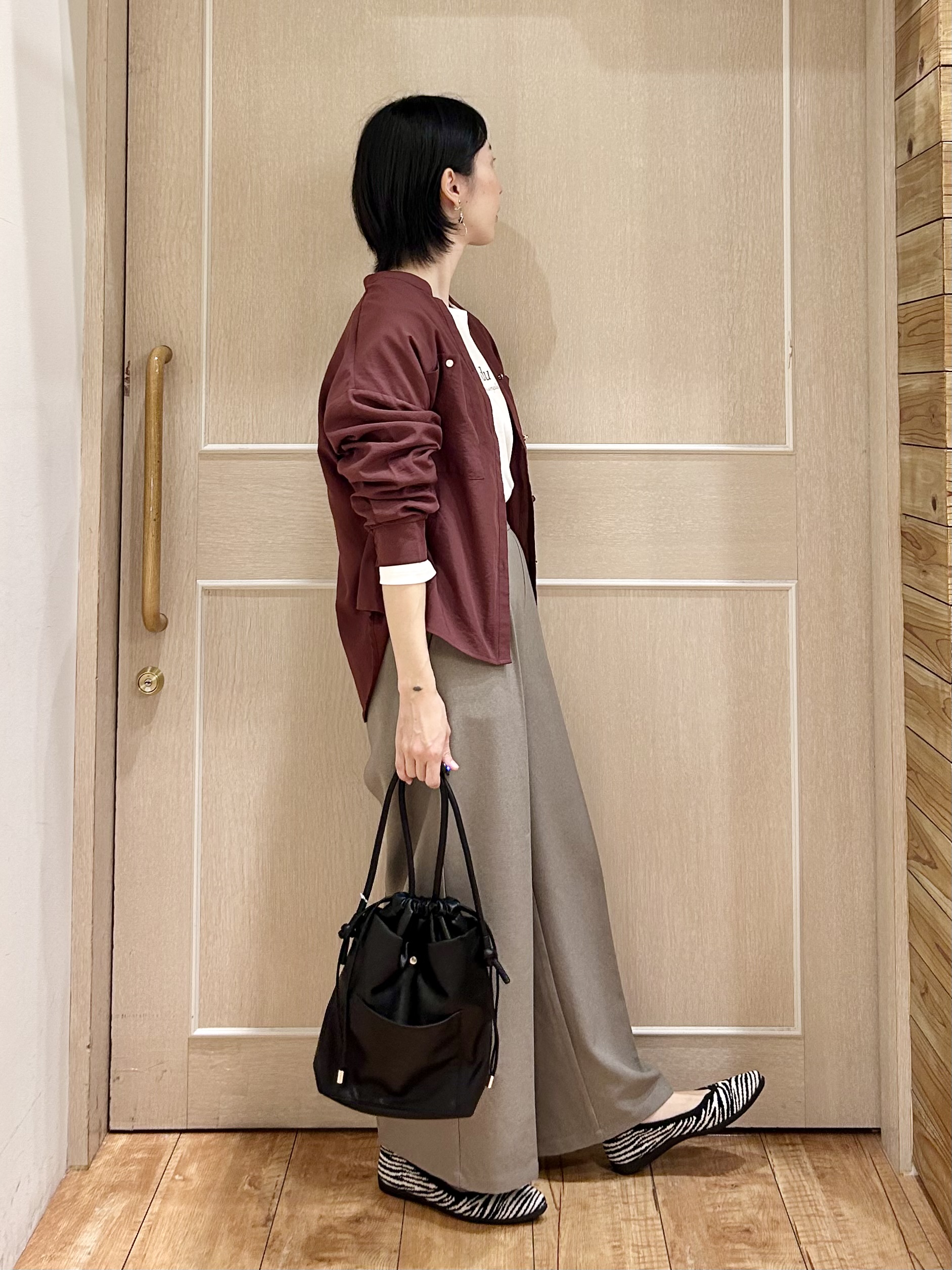 ちぐささんの「SHOO･LA･RUE｜【洗濯後しわになりにくい/S-LL】こなれ見え ゆるっと キーネック金ボタンポケットシャツ」を使ったコーディネート