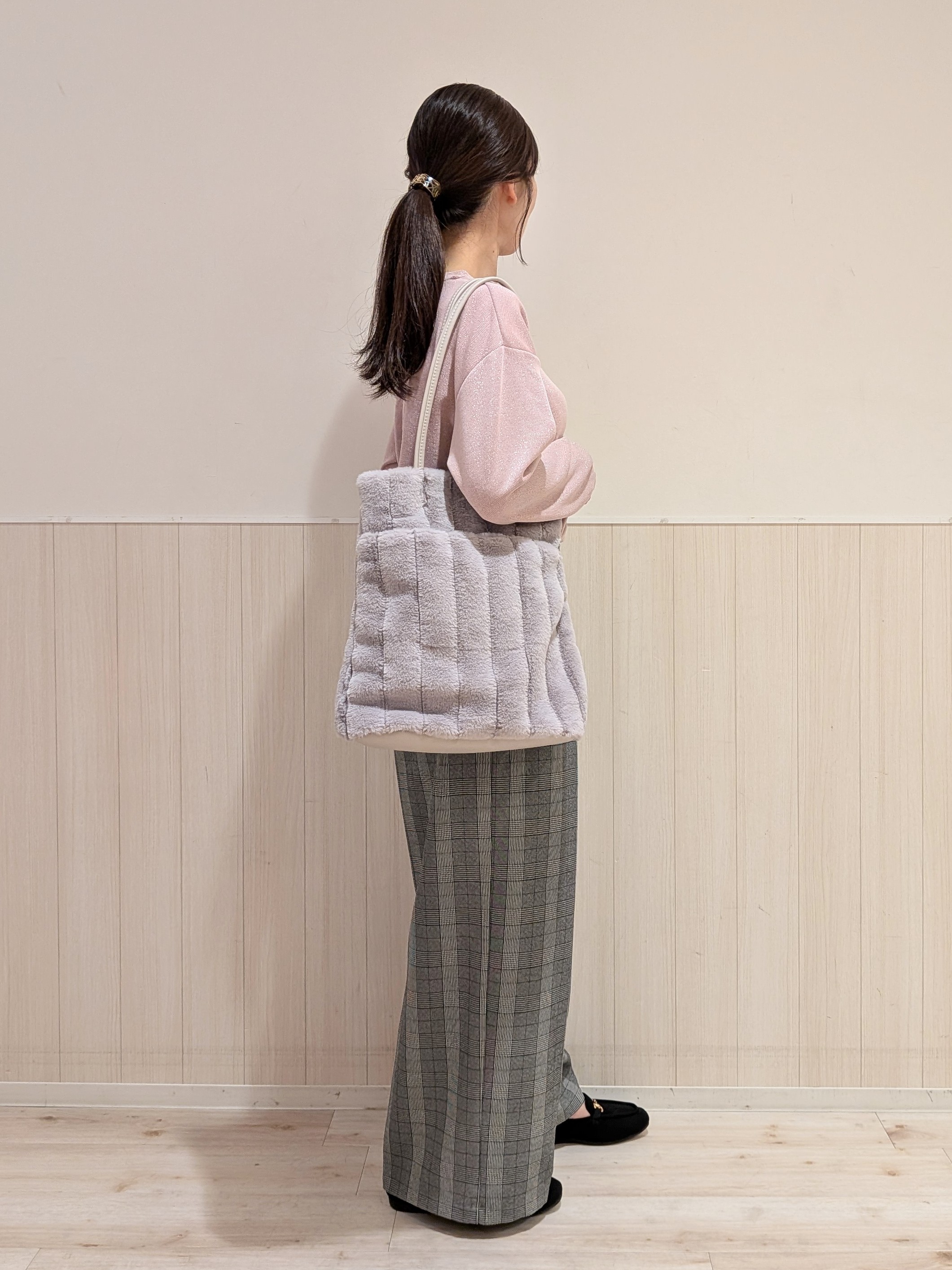 なっちゃんさんの「SHOO･LA･RUE｜【S-LL/洗濯機可/体型カバー】ラメがきらめく 裾レイヤード風 主役トップス」を使ったコーディネート