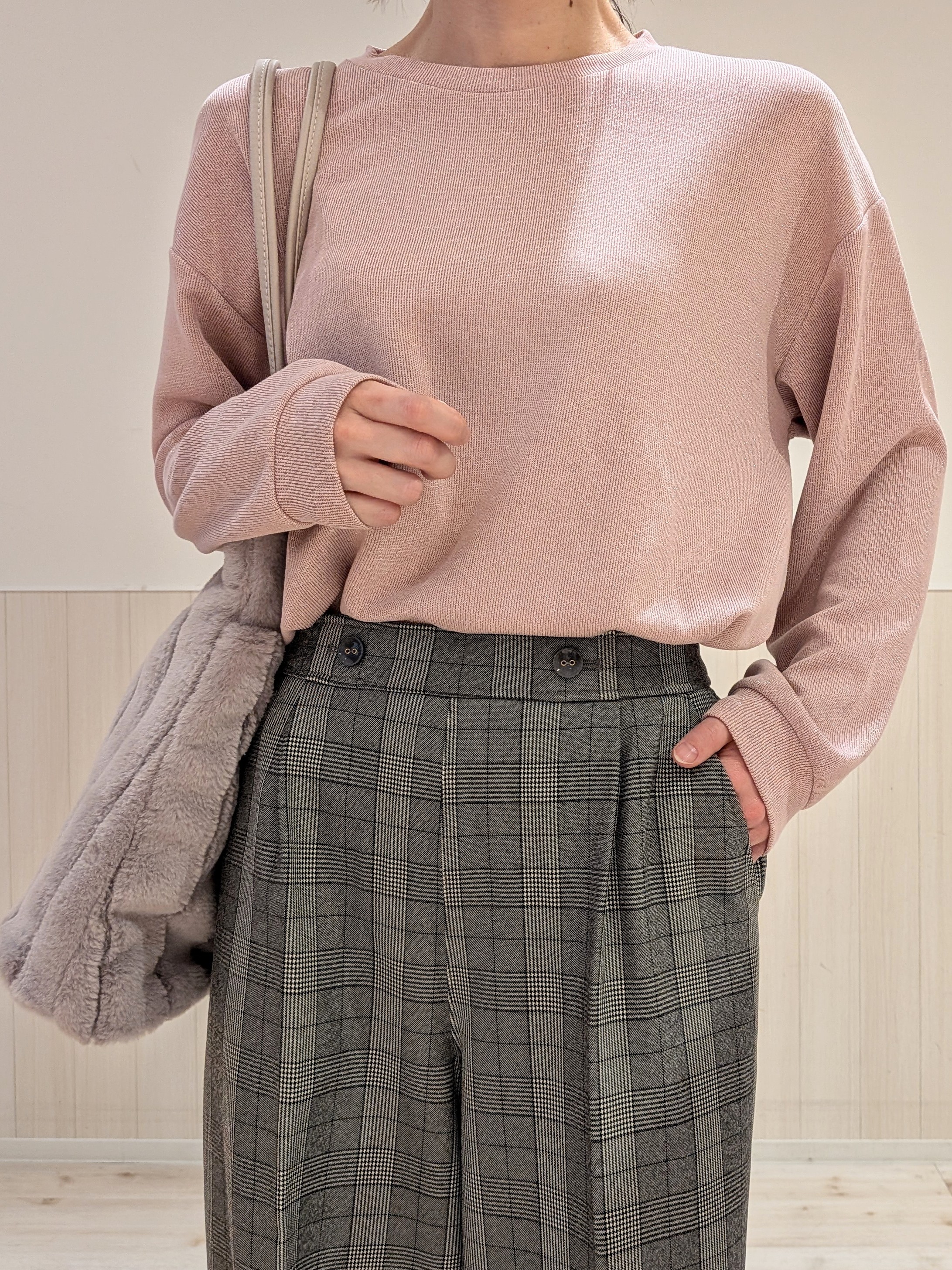 なっちゃんさんの「SHOO･LA･RUE｜【S-LL/洗濯機可/体型カバー】ラメがきらめく 裾レイヤード風 主役トップス」を使ったコーディネート