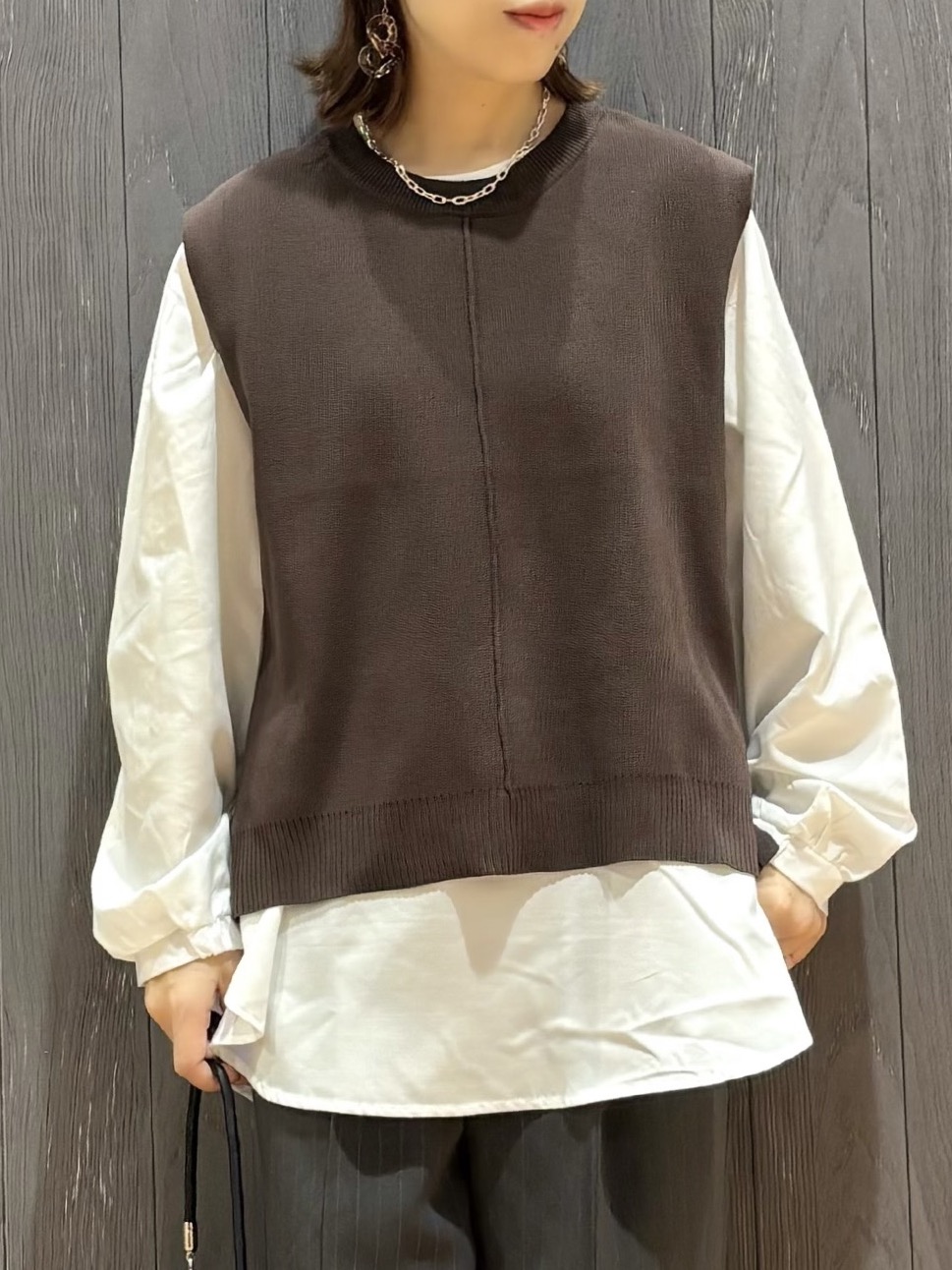 meiさんの「SHOO･LA･RUE｜【2点セット/S-LL】着回し自在 スポンディッシュニットベスト＆フレアシャツ」を使ったコーディネート