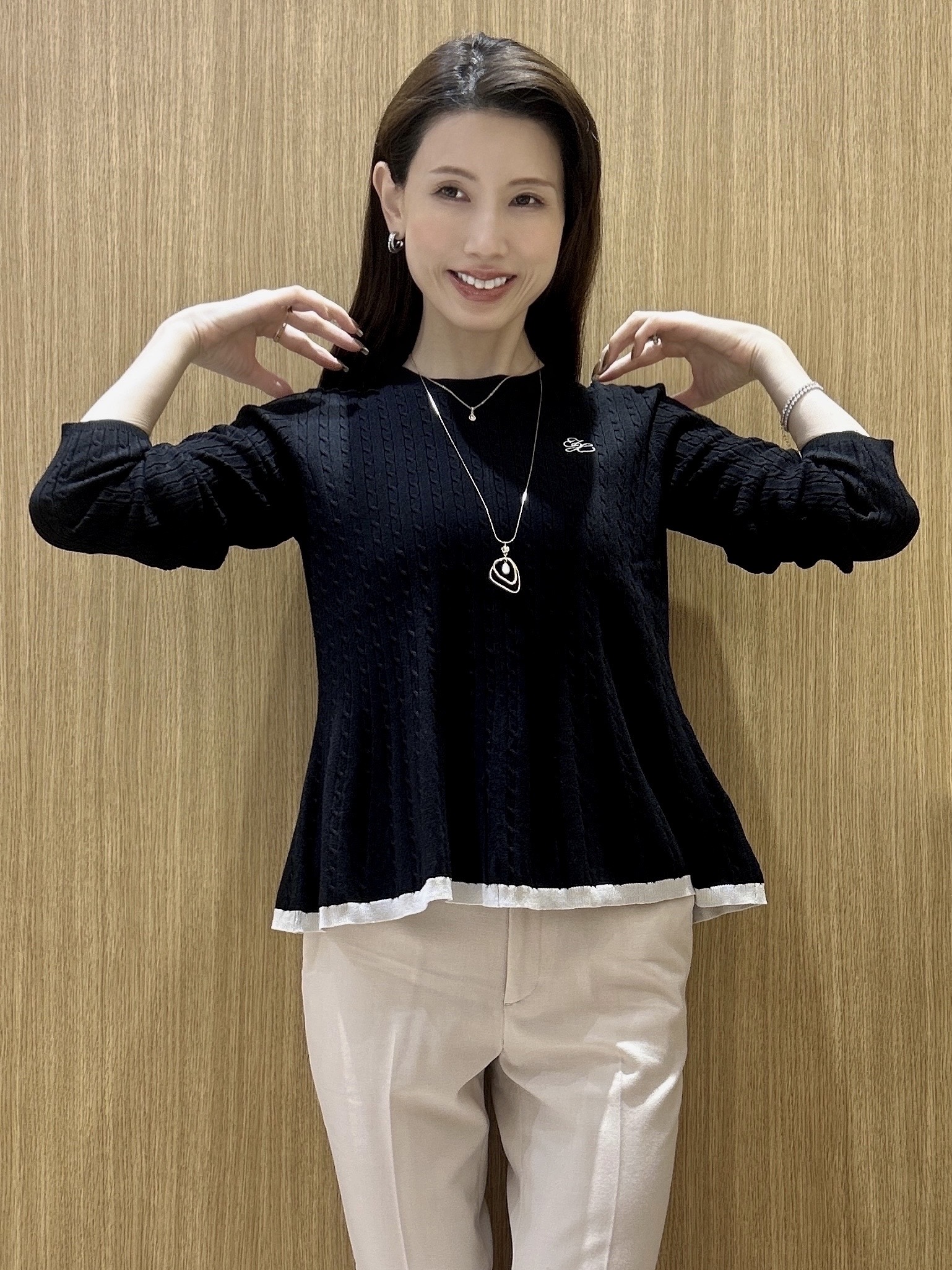 maiさんの「OPAQUE.CLIP｜バイカラーケーブルペプラムニット【洗濯機OK】」を使ったコーディネート