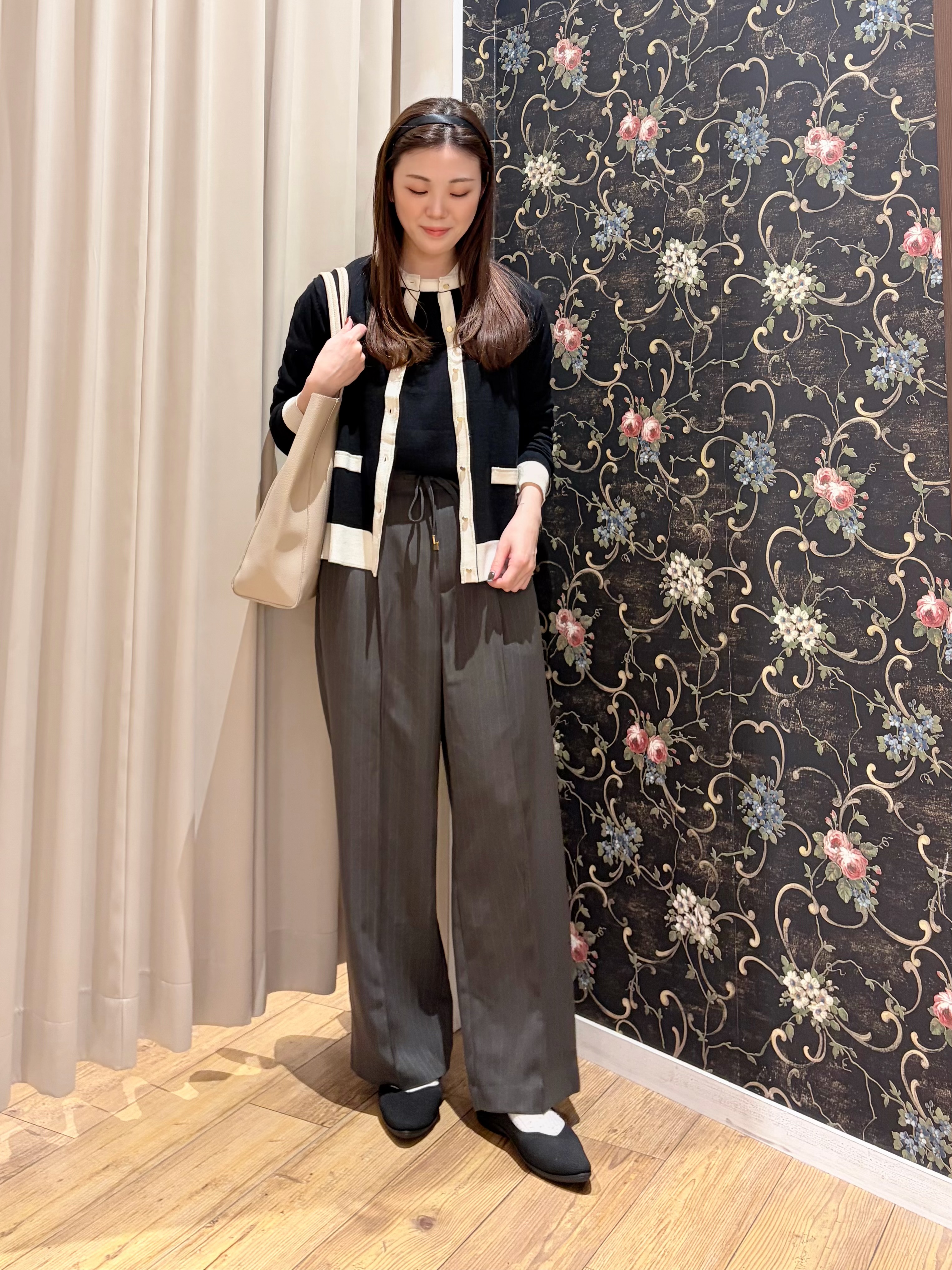 おうめさんの「SHOO･LA･RUE｜【S-LL/洗濯機可】配色使いが目を惹く クルーネックニットカーディガン」を使ったコーディネート
