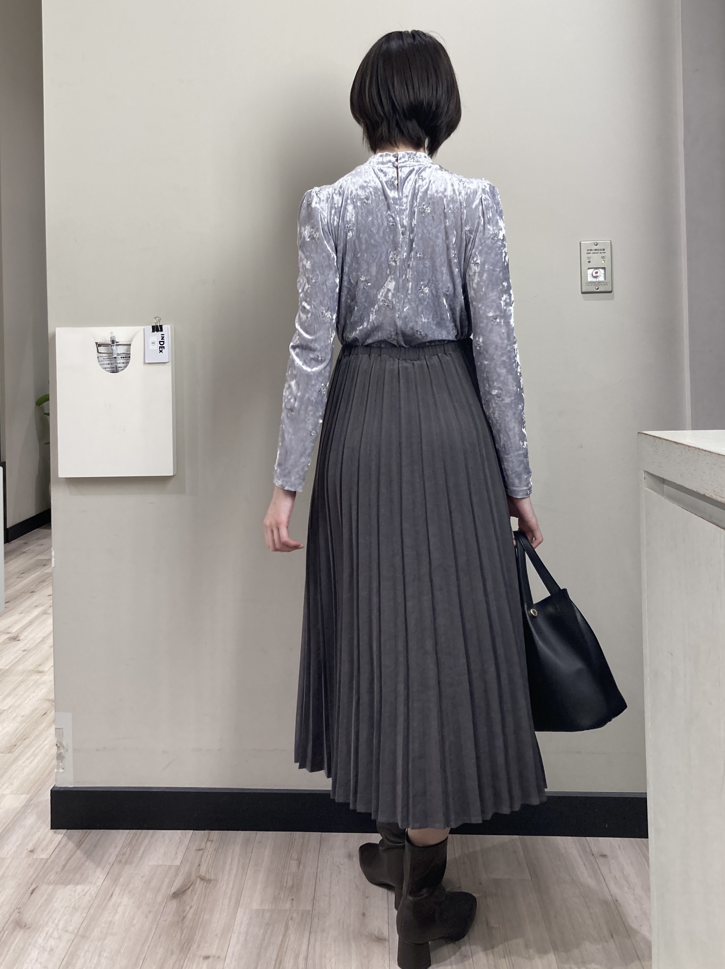 わかさんの「index｜ベロア刺繍ハイネックトップス【洗濯機OK】」を使ったコーディネート