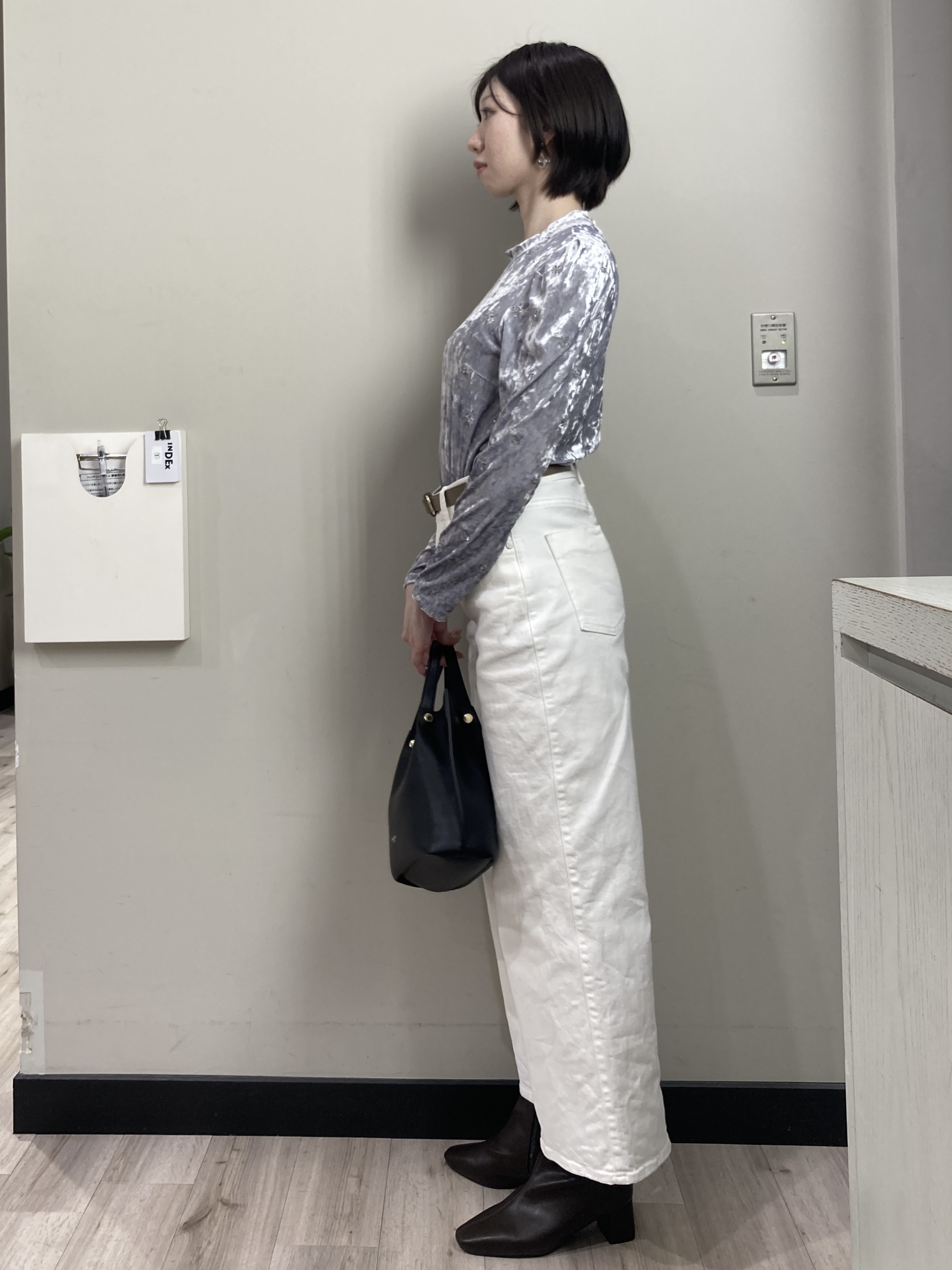 わかさんの「index｜ベロア刺繍ハイネックトップス【洗濯機OK】」を使ったコーディネート