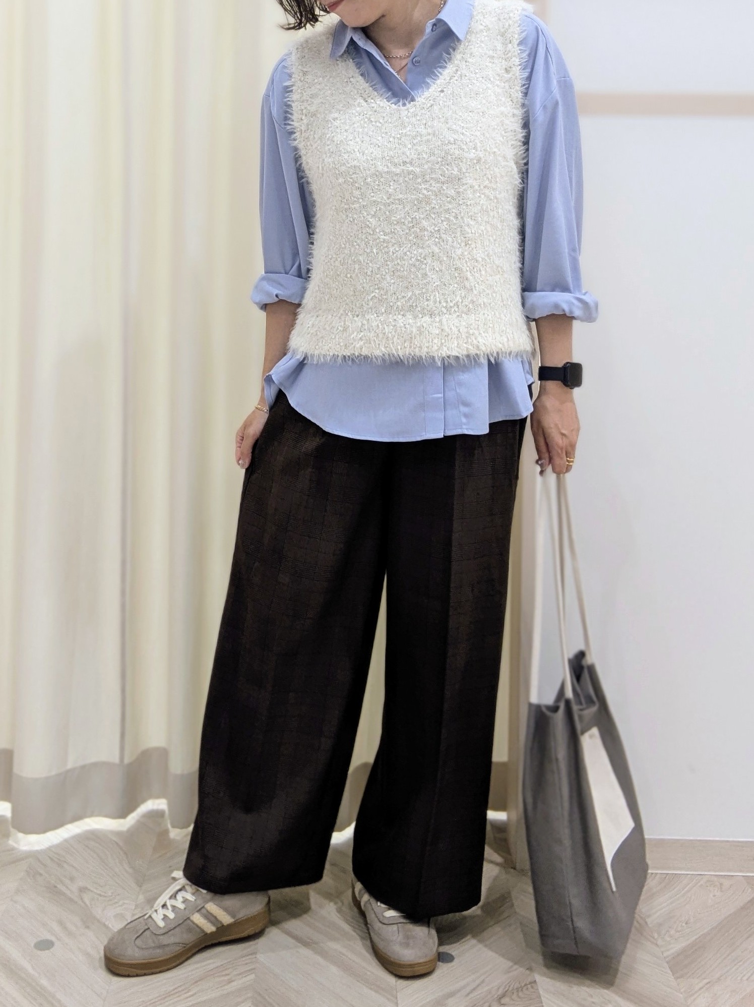 miyuさんの「SHOO･LA･RUE｜【洗濯機可】重ねるだけで華やかに。ポンポンシャギーベスト」を使ったコーディネート