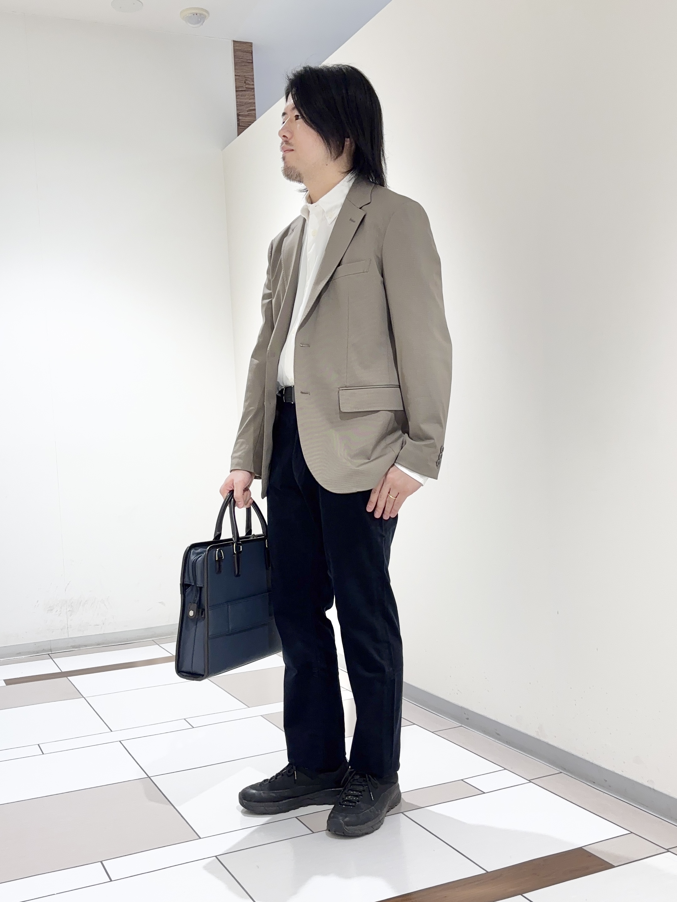 及川さんの「TAKEO KIKUCHI｜【360&deg;ストレッチ／軽量】None Of Stress ライト ジャケット（セットアップ対応）」を使ったコーディネート