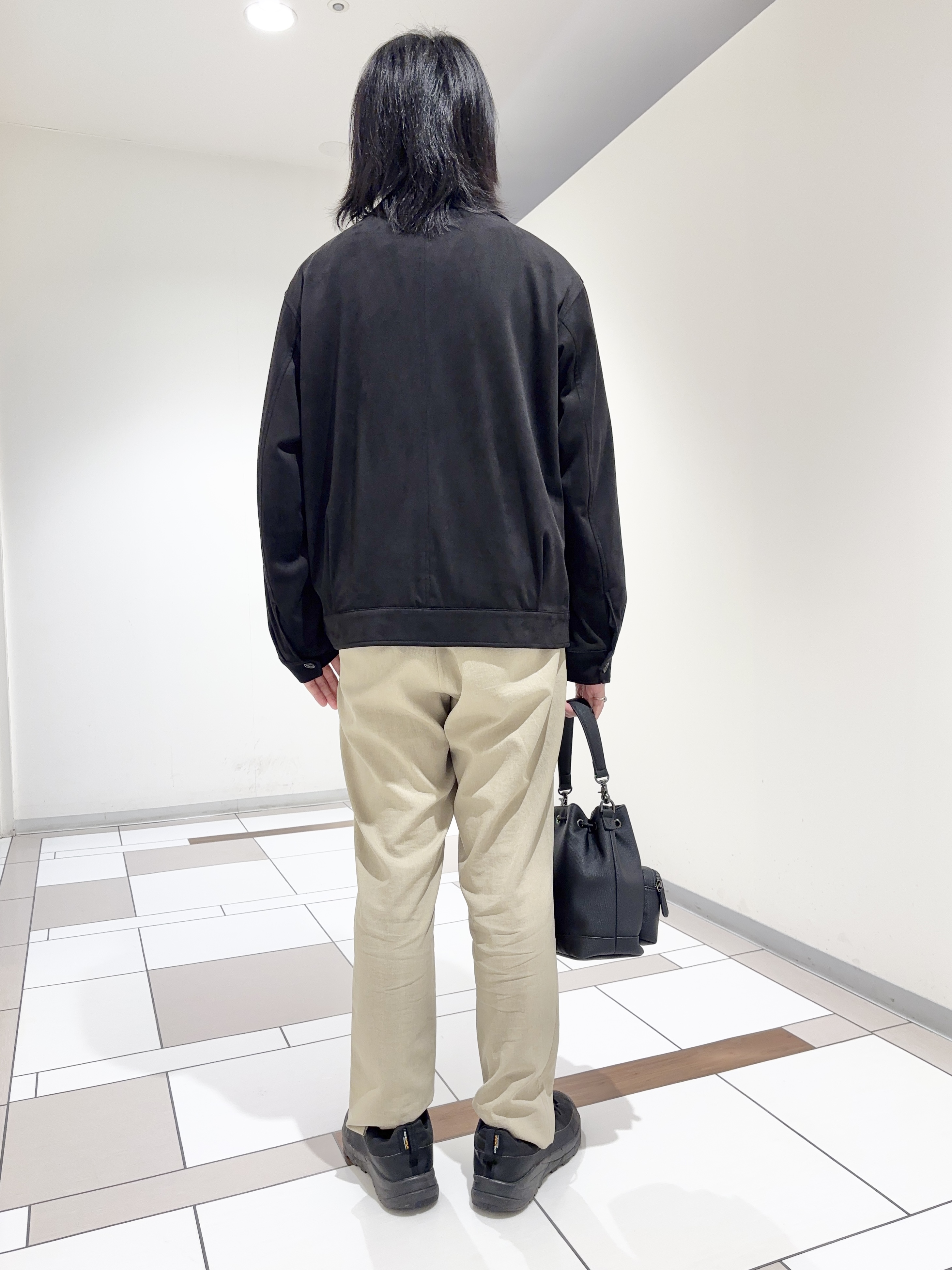 及川さんの「TAKEO KIKUCHI｜デニム＆スウェード調 ジップブルゾン」を使ったコーディネート