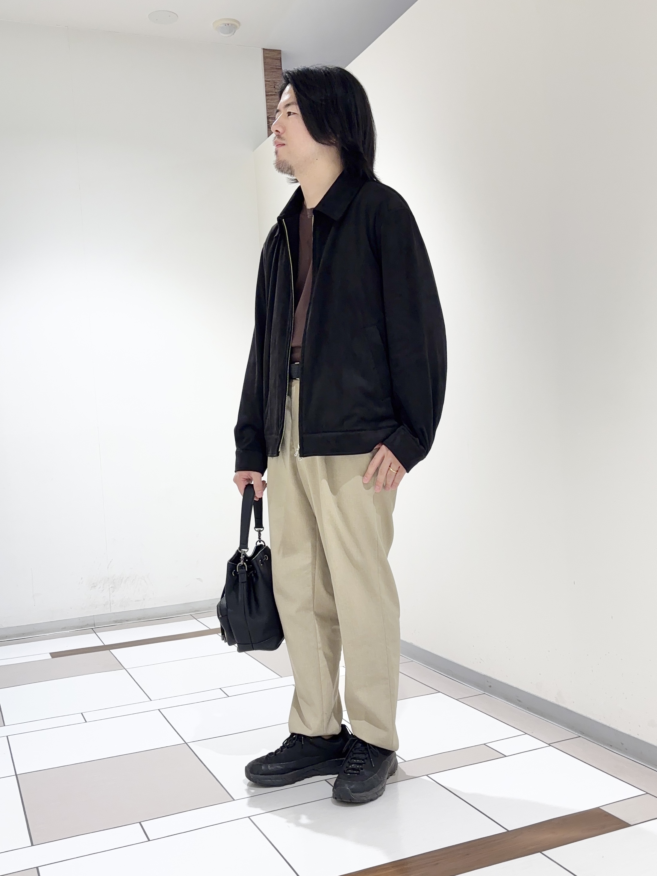 及川さんの「TAKEO KIKUCHI｜デニム＆スウェード調 ジップブルゾン」を使ったコーディネート