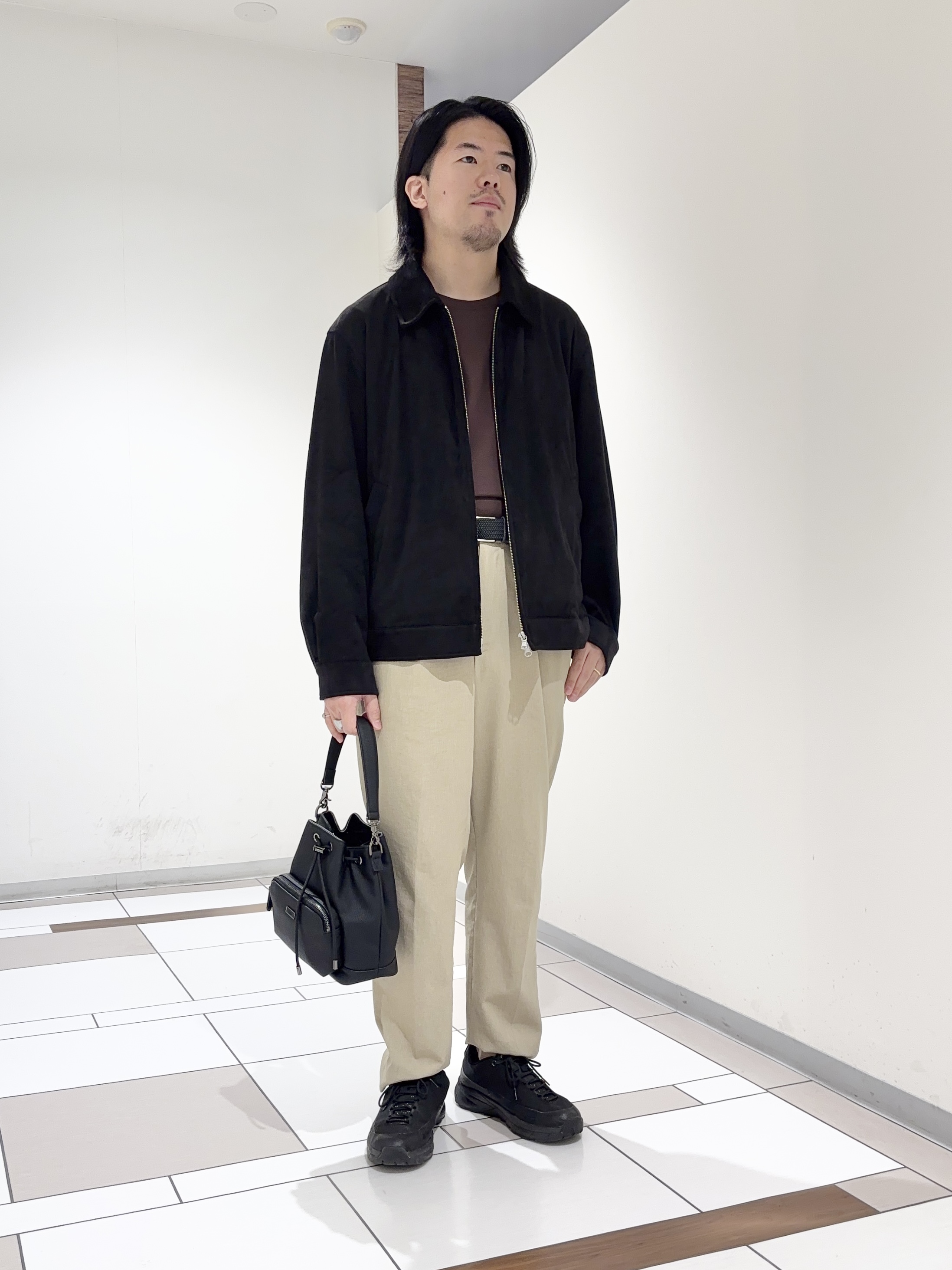 及川さんの「TAKEO KIKUCHI｜デニム＆スウェード調 ジップブルゾン」を使ったコーディネート