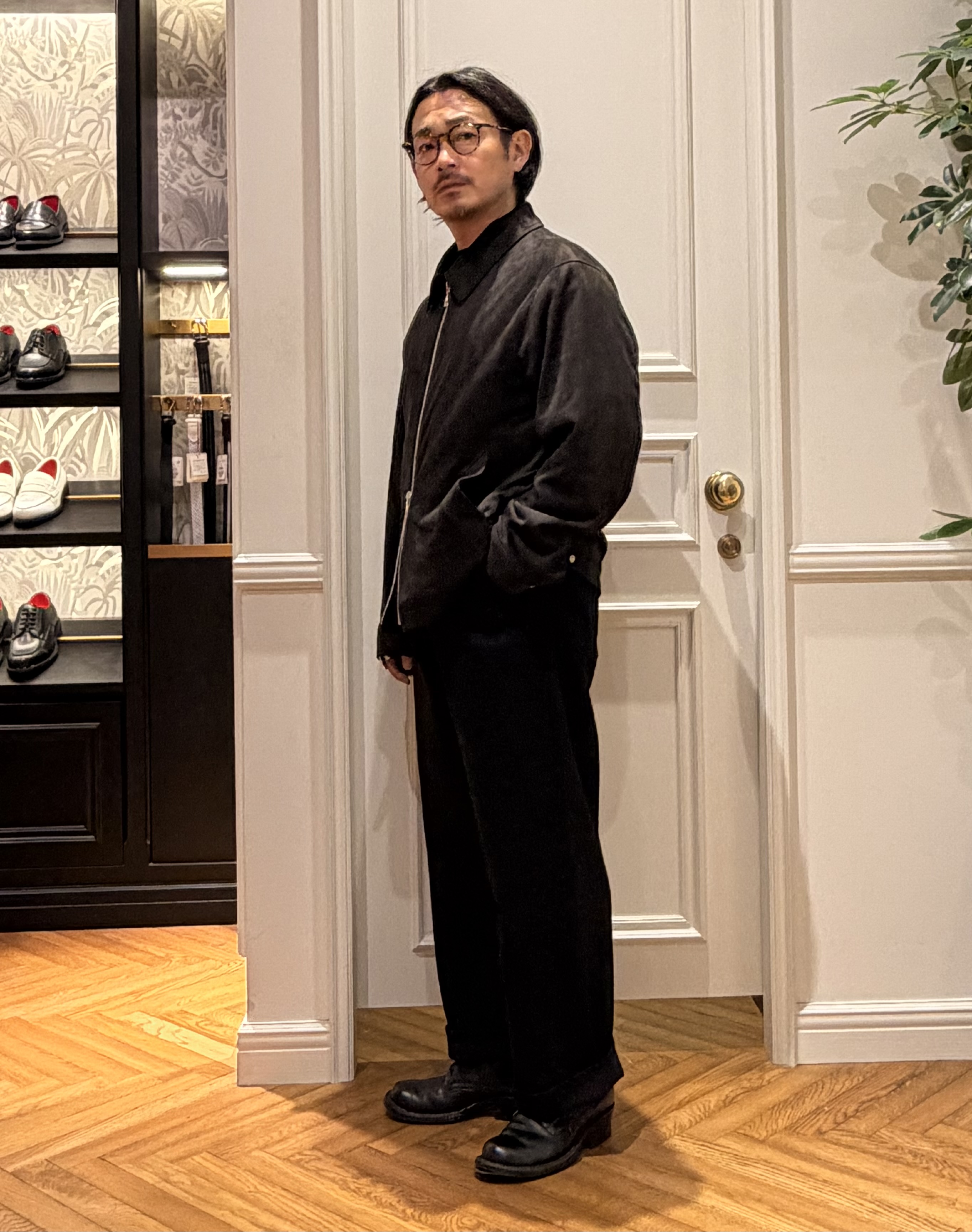 鶴田大士さんの「DRESSTERIOR｜【セットアップ可】CONEブラックデニム バギーワイドパンツ」を使ったコーディネート