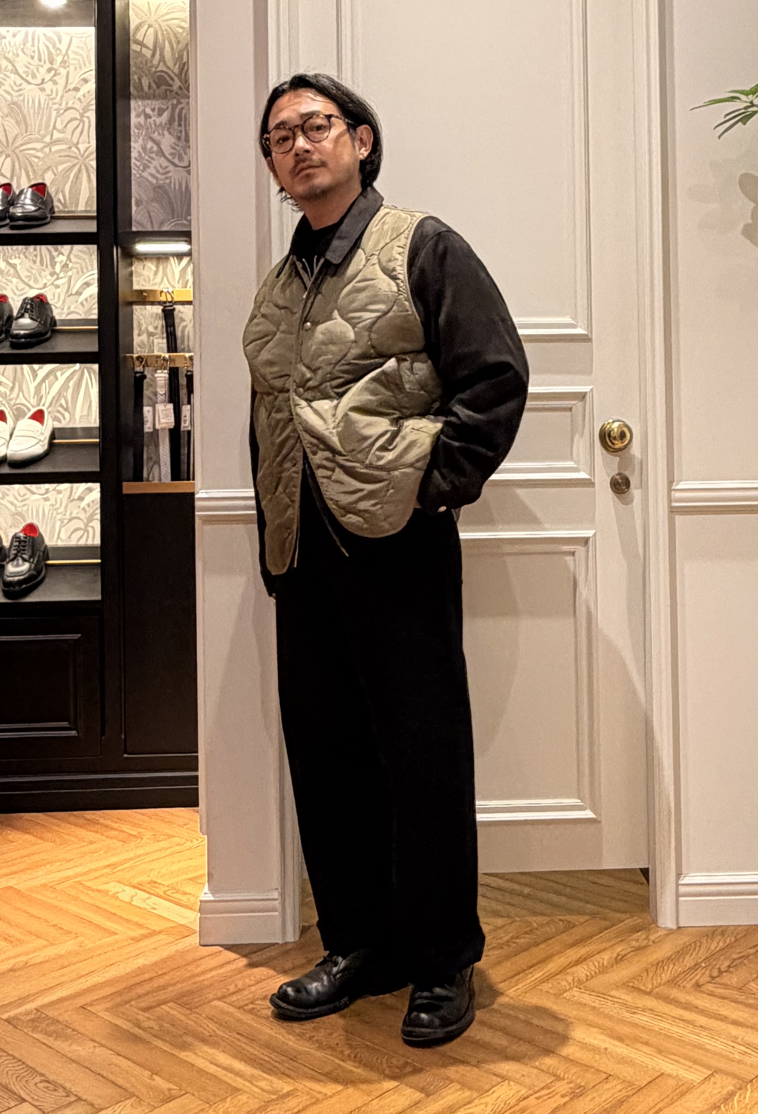 鶴田大士さんの「DRESSTERIOR｜【セットアップ可】CONEブラックデニム バギーワイドパンツ」を使ったコーディネート