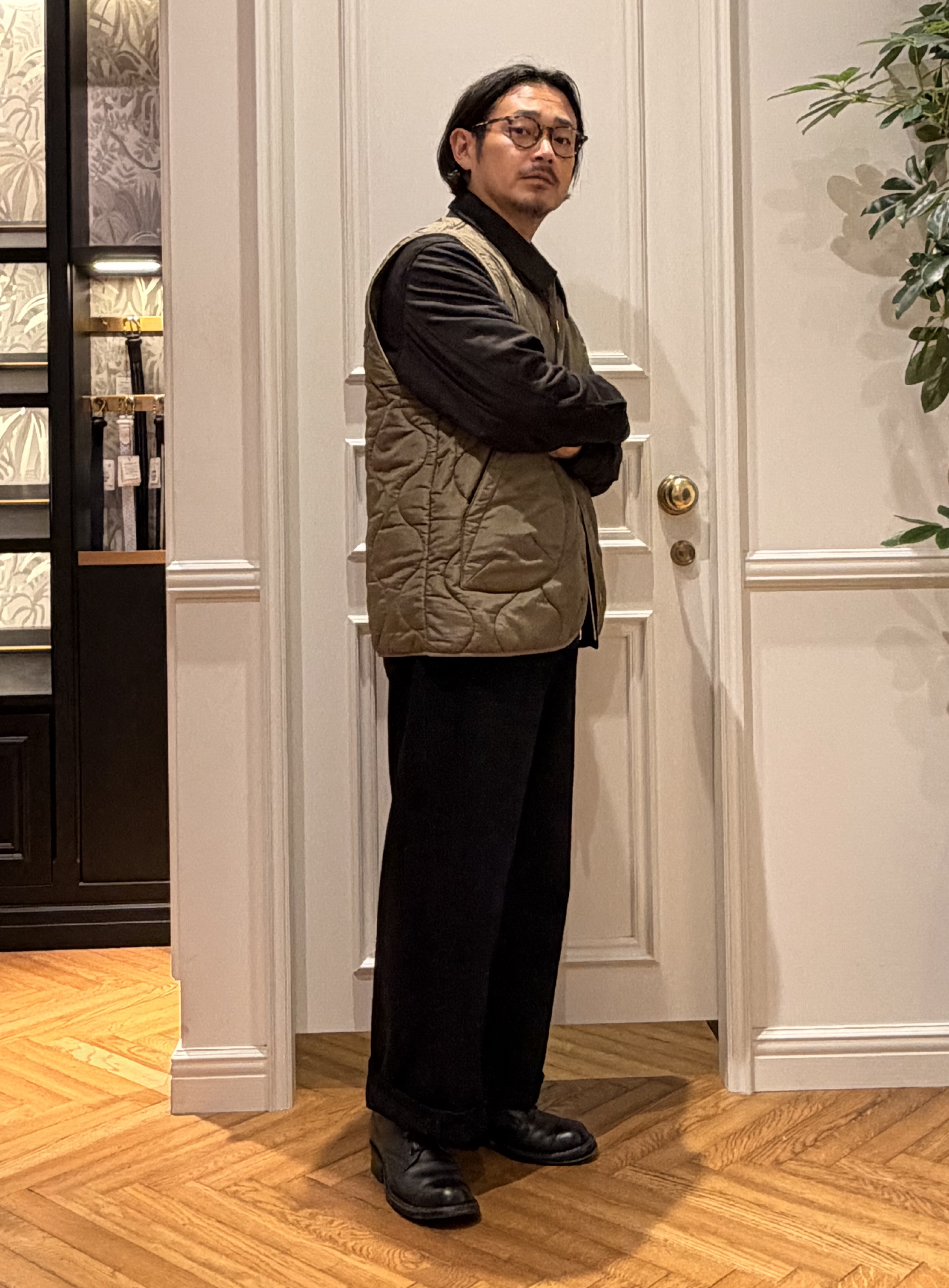 鶴田大士さんの「DRESSTERIOR｜【セットアップ可】CONEブラックデニム バギーワイドパンツ」を使ったコーディネート
