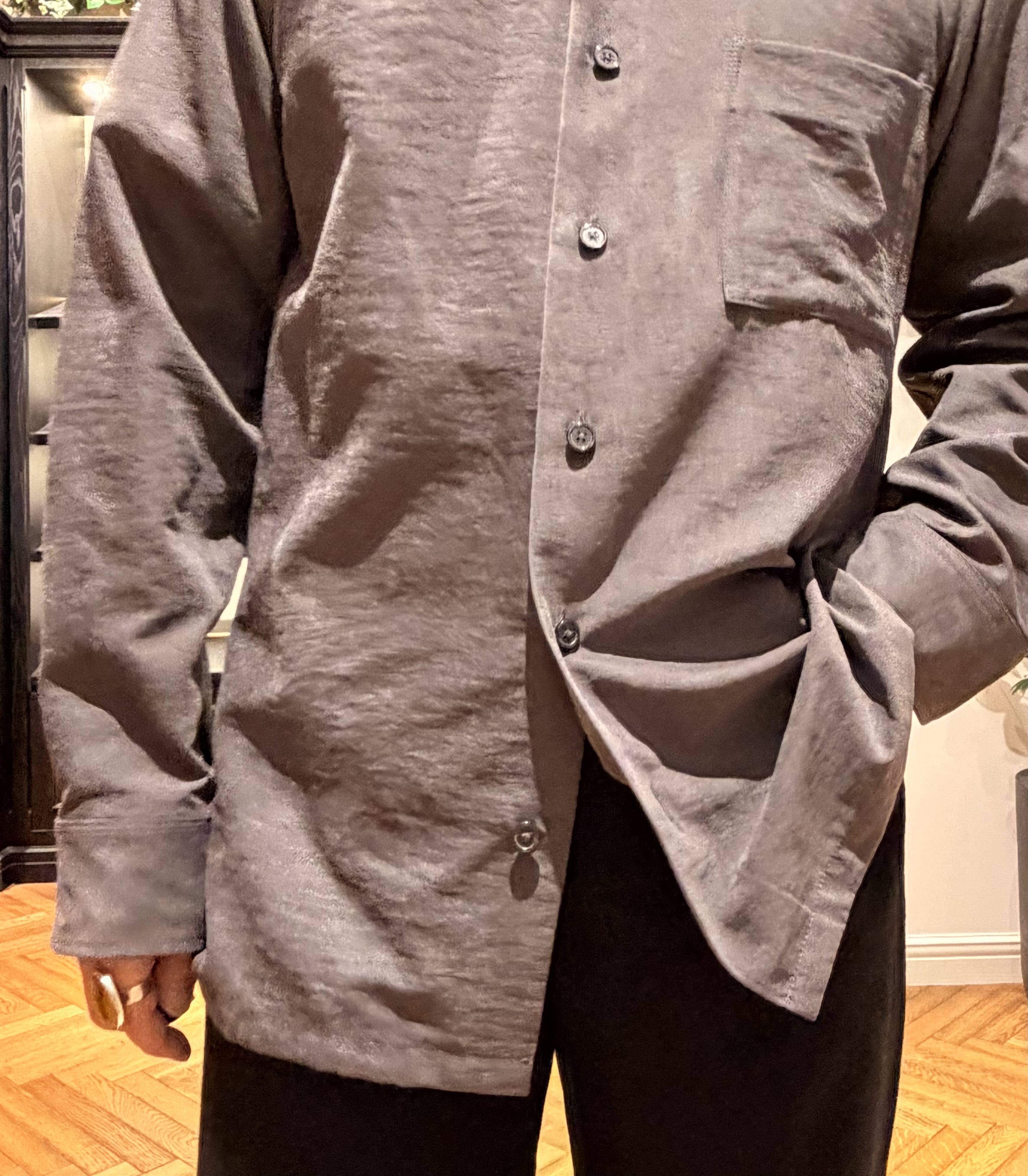 鶴田大士さんの「DRESSTERIOR｜【ウォッシャブル】スウェードタッチ キュプラフィブリル シャツ」を使ったコーディネート