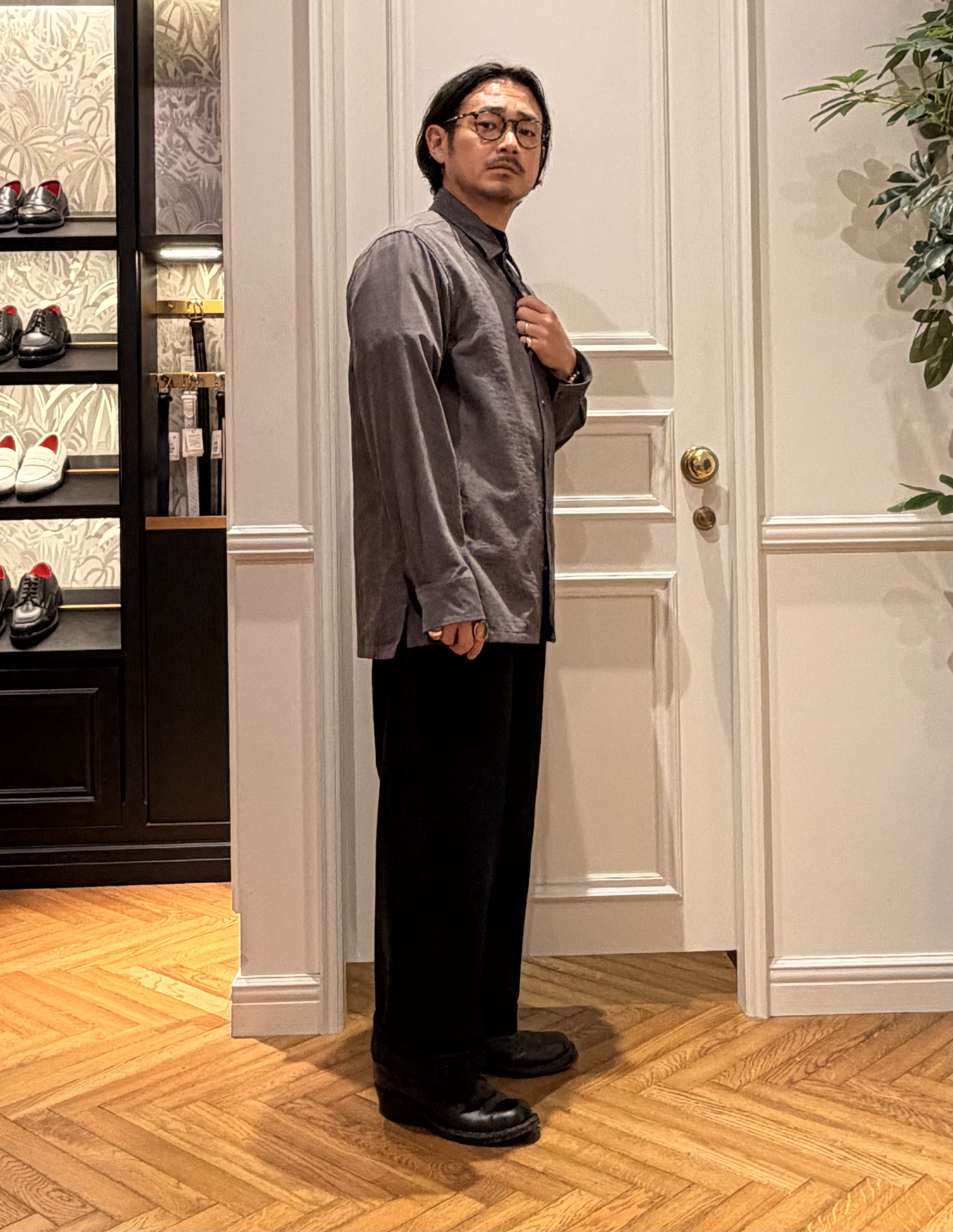 鶴田大士さんの「DRESSTERIOR｜【ウォッシャブル】スウェードタッチ キュプラフィブリル シャツ」を使ったコーディネート