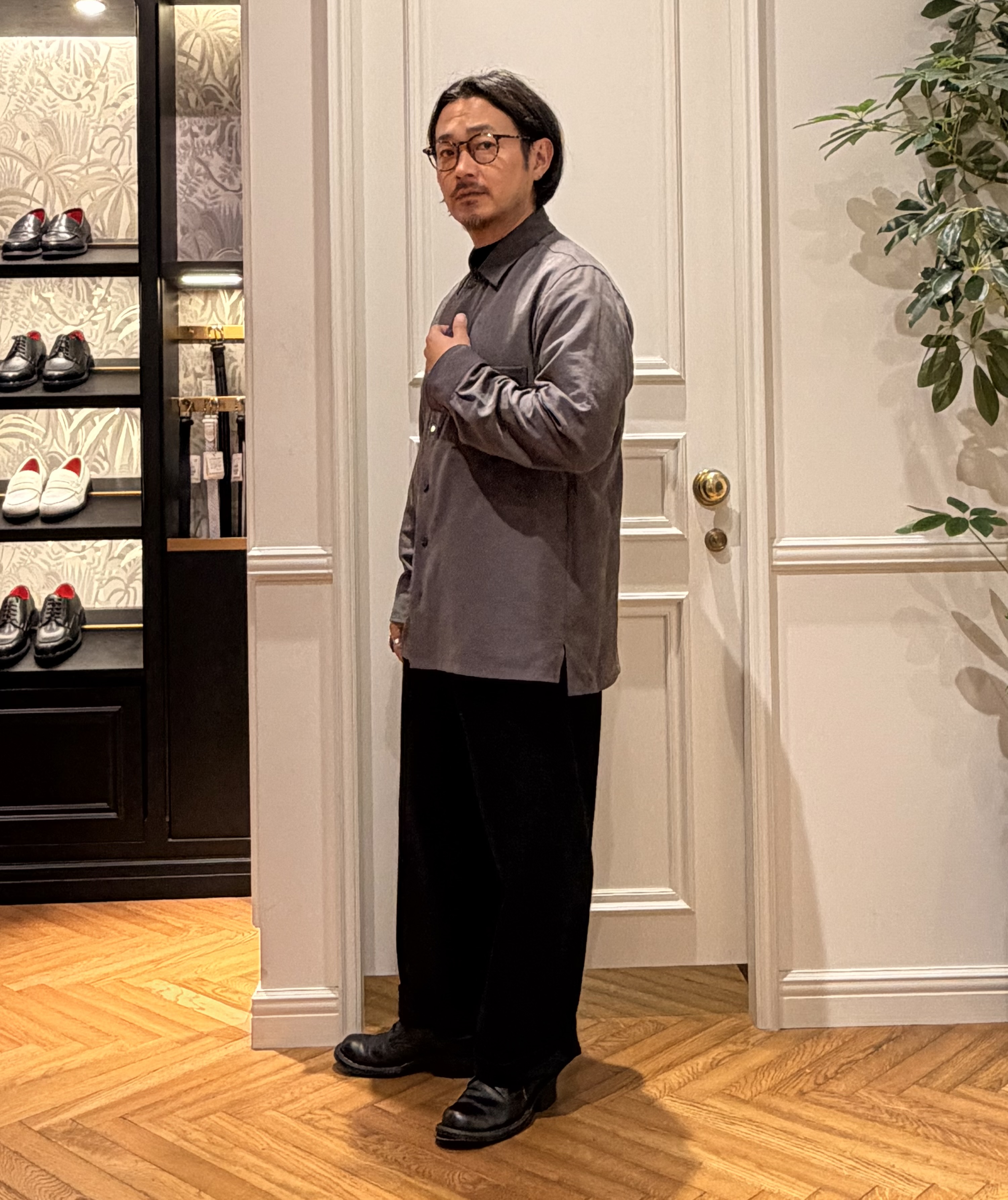 鶴田大士さんの「DRESSTERIOR｜【ウォッシャブル】スウェードタッチ キュプラフィブリル シャツ」を使ったコーディネート