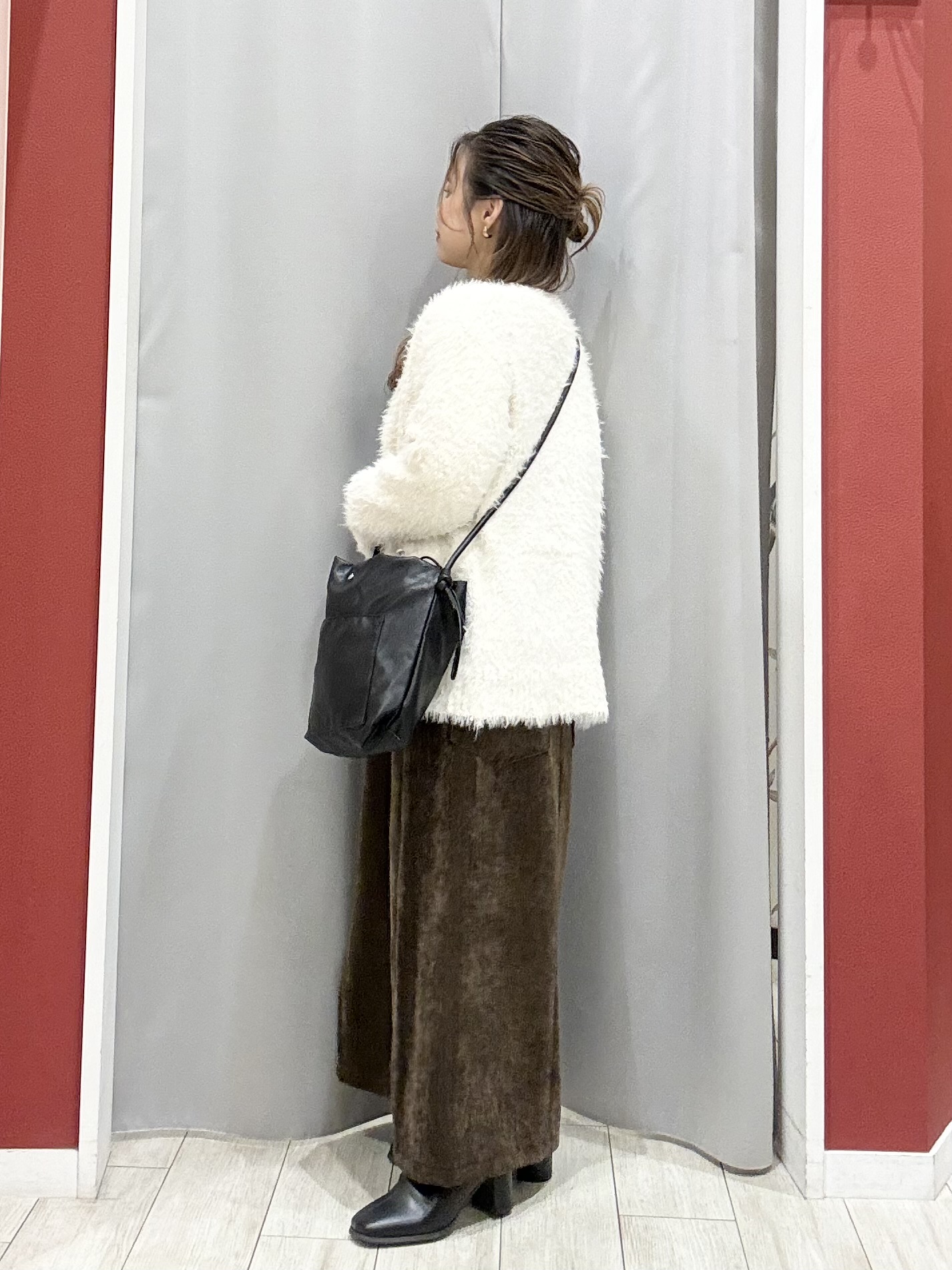 shioさんの「SHOO･LA･RUE｜【洗濯機可】ふわふわフェザーⅤネックカーディガン」を使ったコーディネート