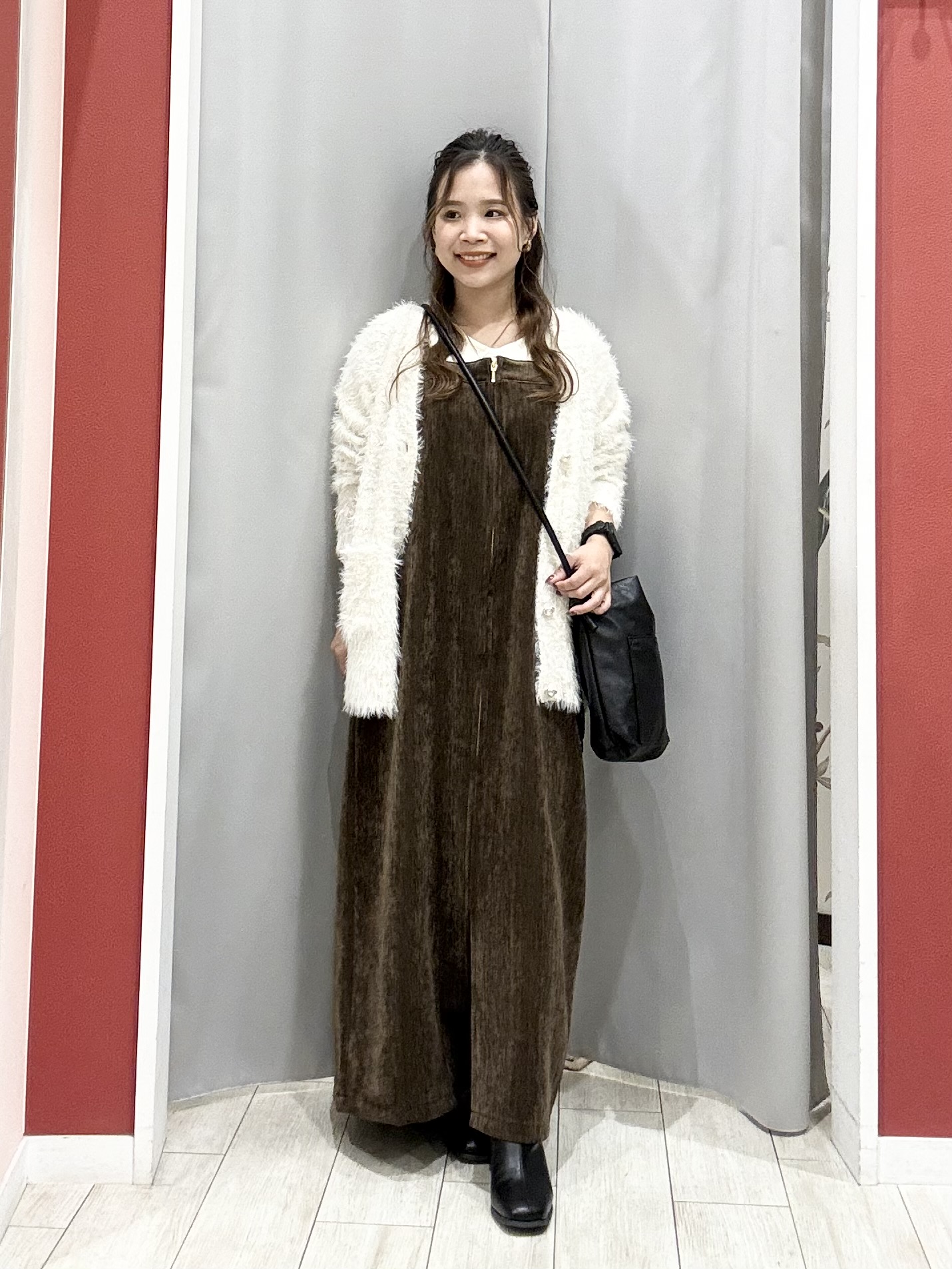 shioさんの「SHOO･LA･RUE｜【洗濯機可】ふわふわフェザーⅤネックカーディガン」を使ったコーディネート