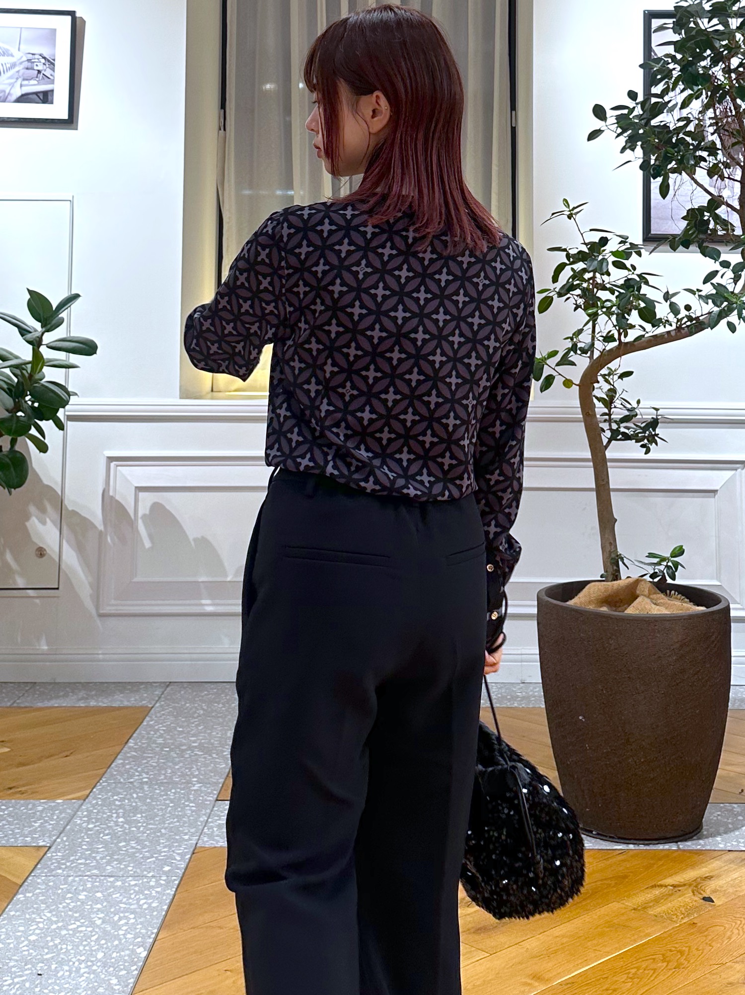 なべこさんの「DRESSTERIOR｜オーバーラップサークル シアーデコルテシャツ」を使ったコーディネート