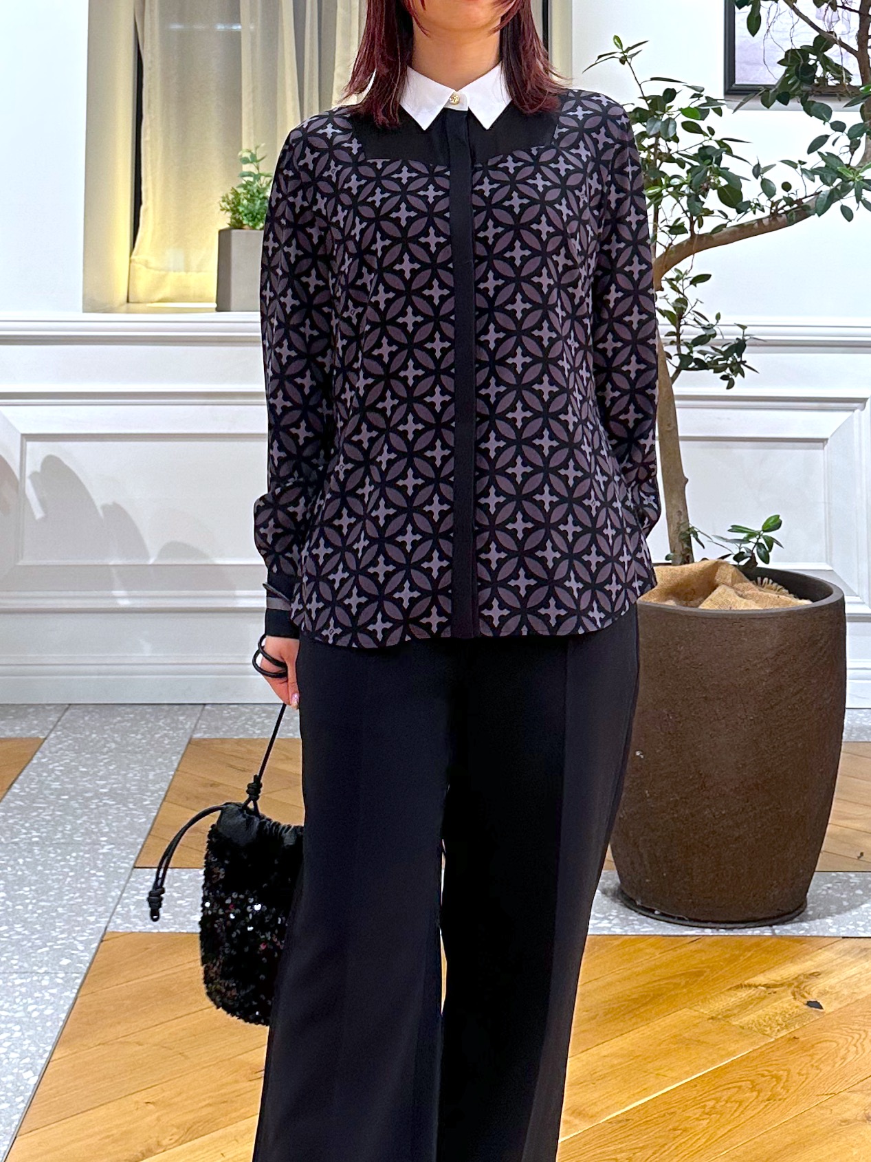 なべこさんの「DRESSTERIOR｜オーバーラップサークル シアーデコルテシャツ」を使ったコーディネート
