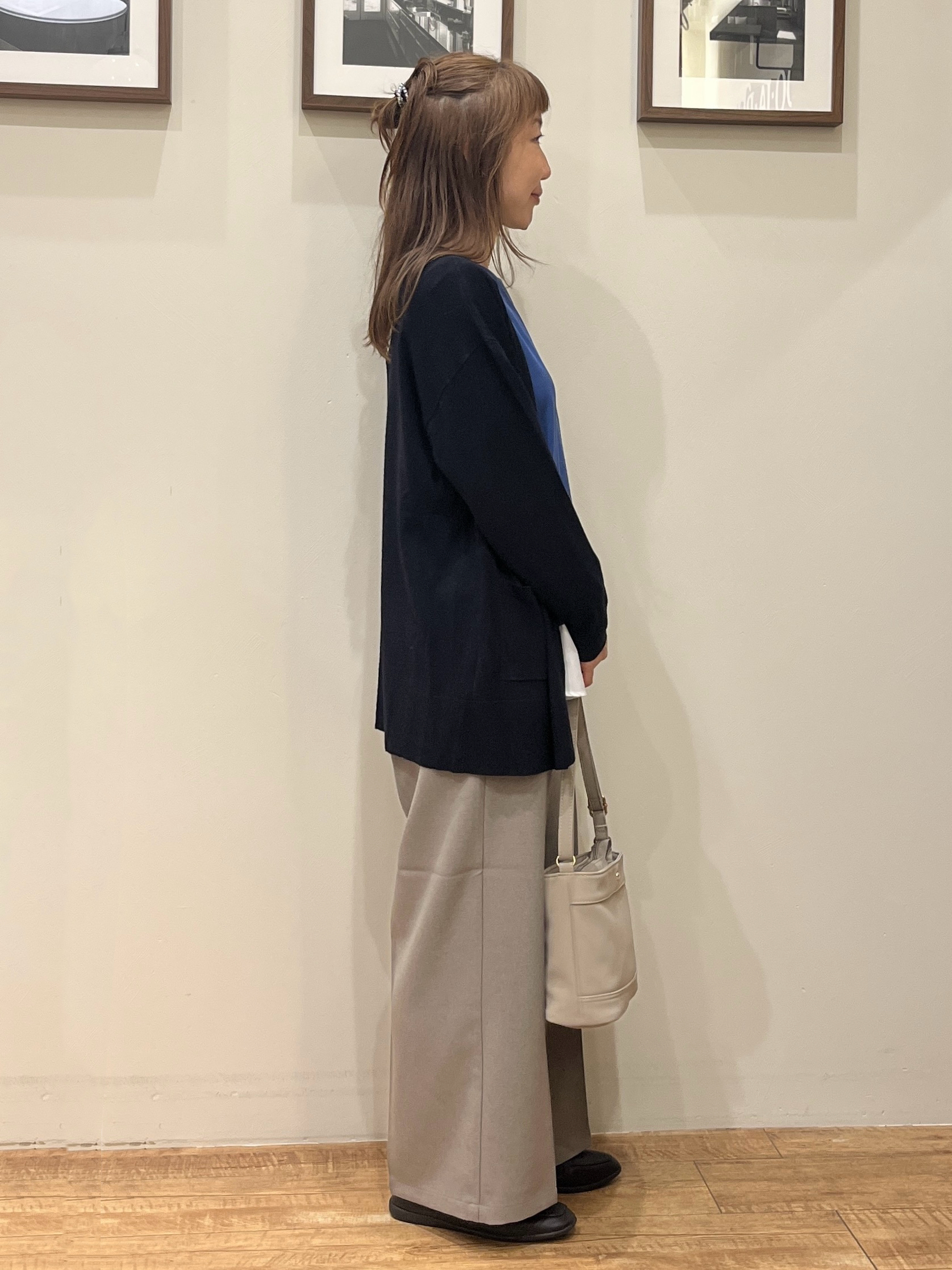 まつみさんの「SHOO･LA･RUE｜【体型カバー/洗濯機可/ポケット付き】ゆるシルエット もちもち ボタンレスカーディガン」を使ったコーディネート