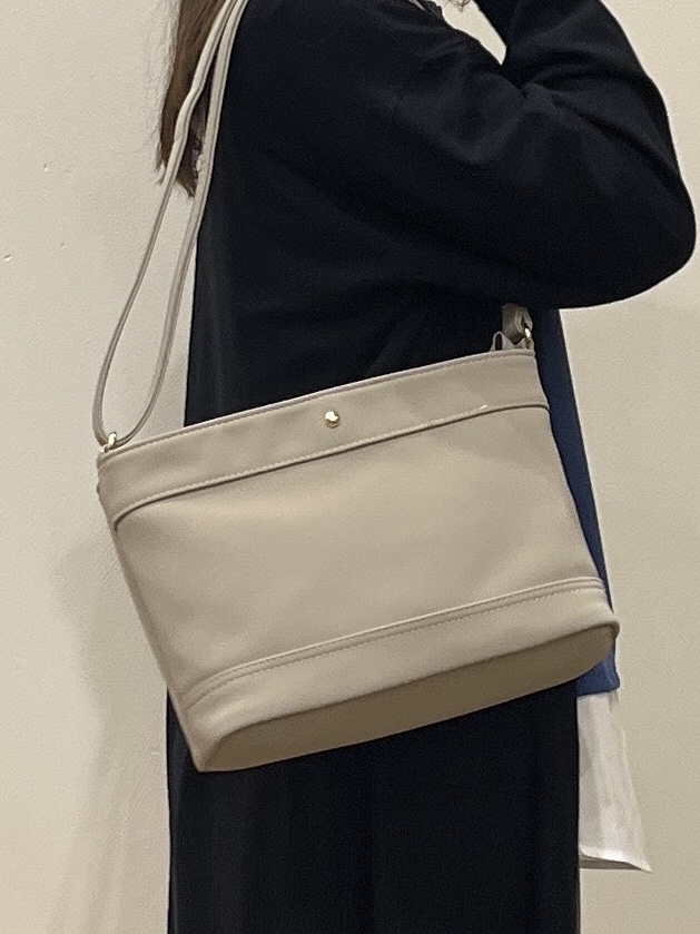 まつみさんの「SHOO･LA･RUE｜【体型カバー/洗濯機可/ポケット付き】ゆるシルエット もちもち ボタンレスカーディガン」を使ったコーディネート