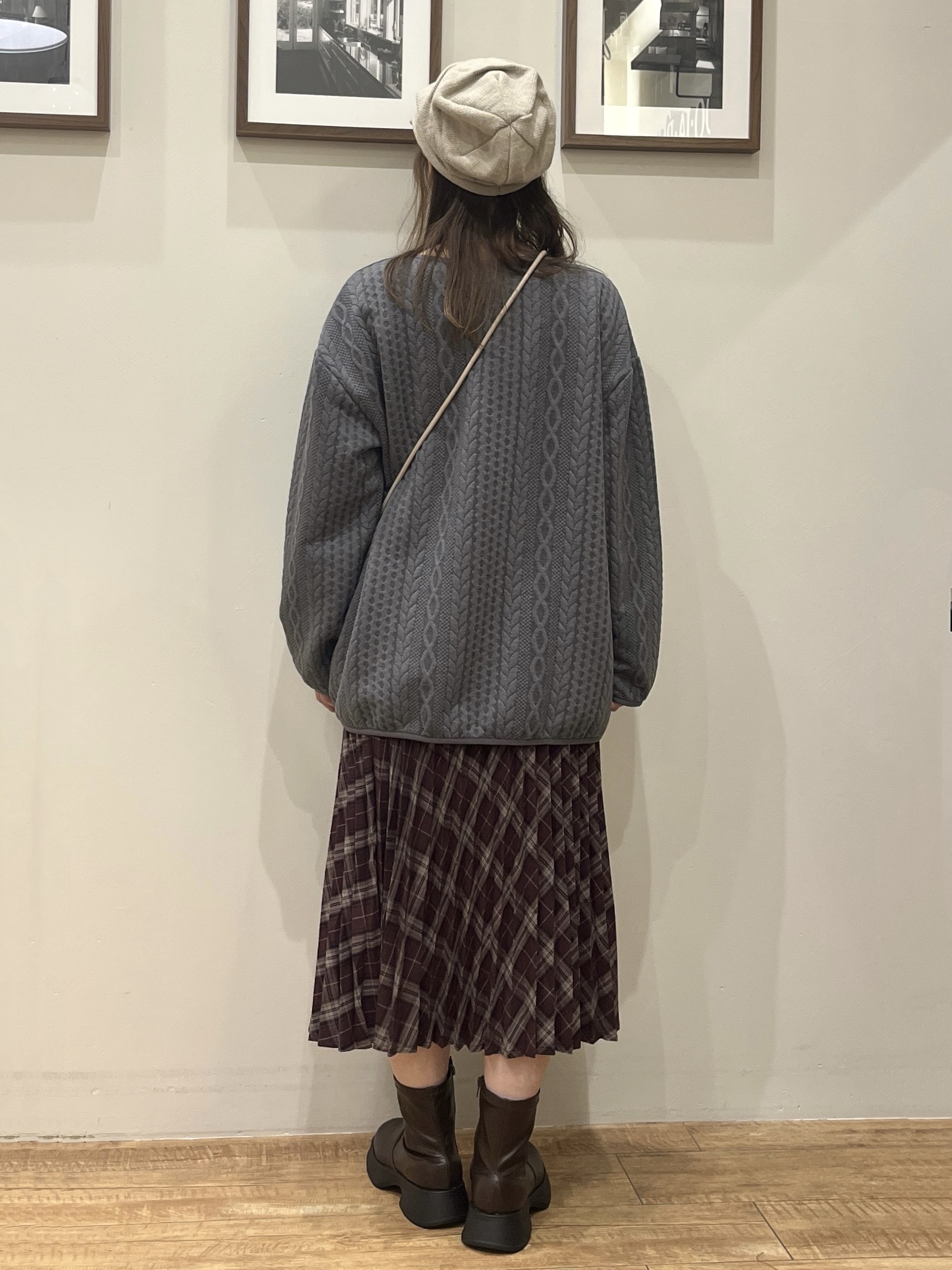 まつみさんの「SHOO･LA･RUE｜【S-LL/体型カバー】ヒップが隠れる ラインジャカード Vネックカーディガン」を使ったコーディネート