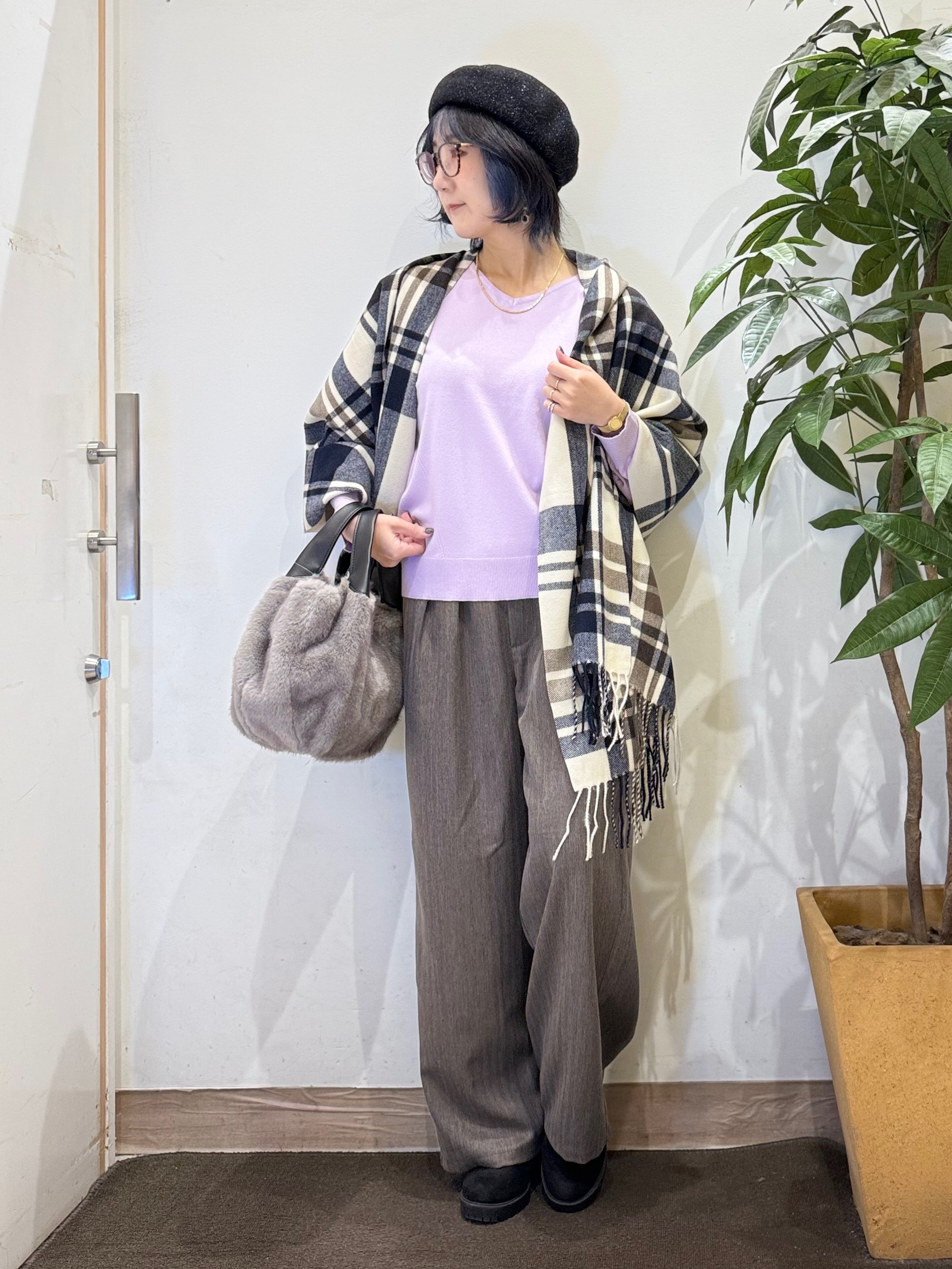 misakiさんの「SHOO･LA･RUE｜【S-LL/洗濯機可】お顔回りがすっきり見える やわらか浅Vネックニット」を使ったコーディネート