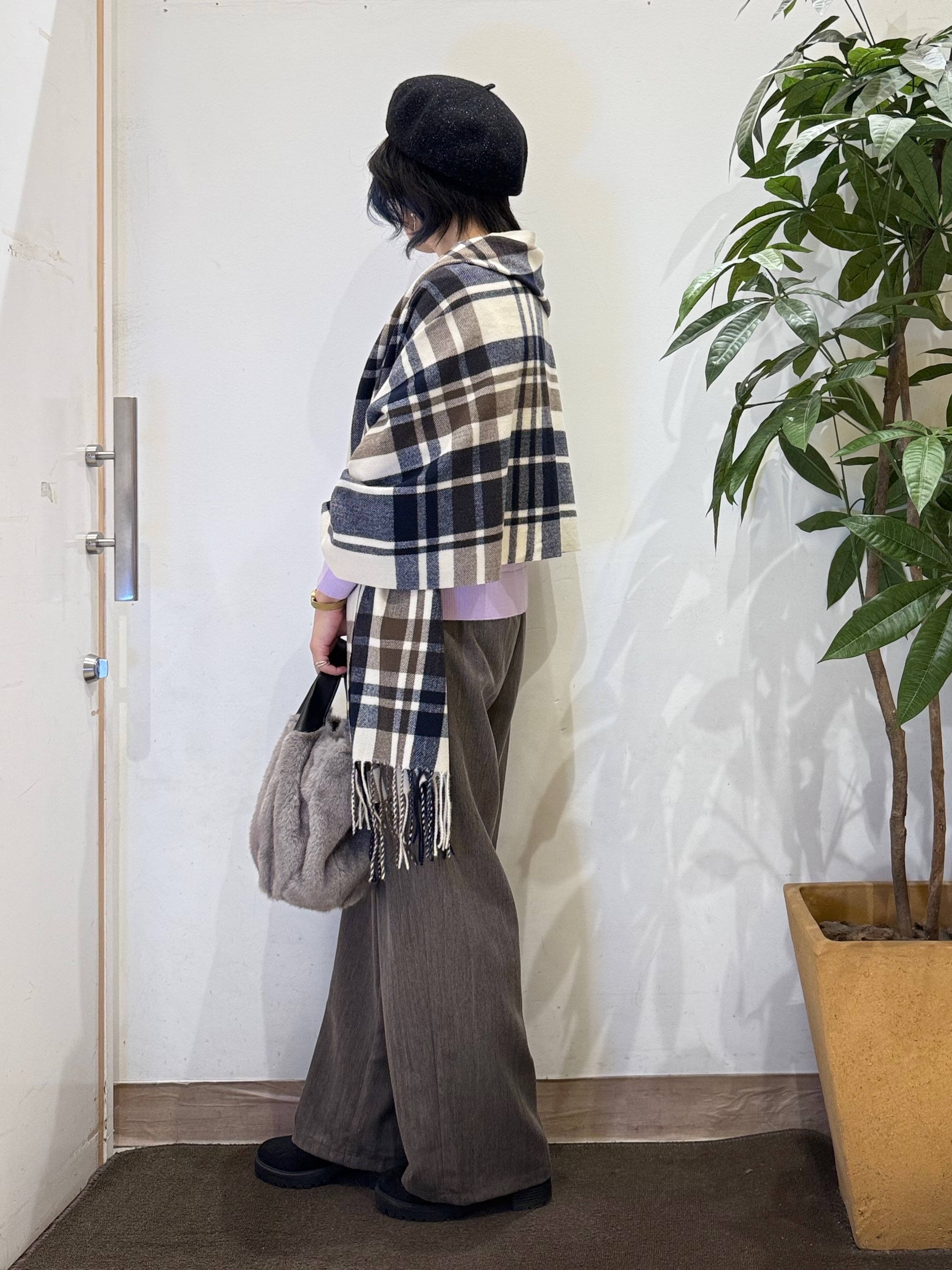 misakiさんの「SHOO･LA･RUE｜【S-LL/洗濯機可】お顔回りがすっきり見える やわらか浅Vネックニット」を使ったコーディネート