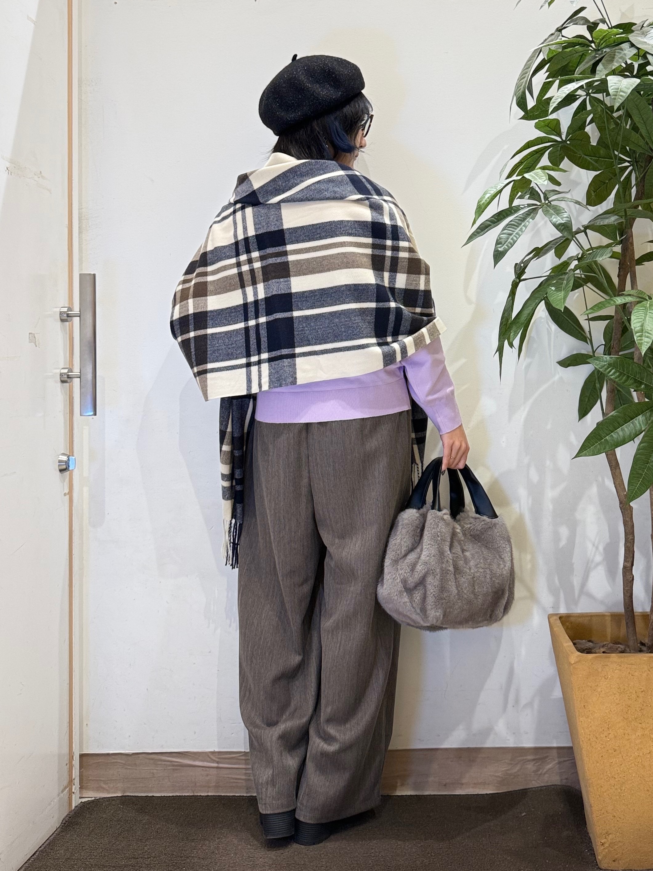 misakiさんの「SHOO･LA･RUE｜【S-LL/洗濯機可】お顔回りがすっきり見える やわらか浅Vネックニット」を使ったコーディネート