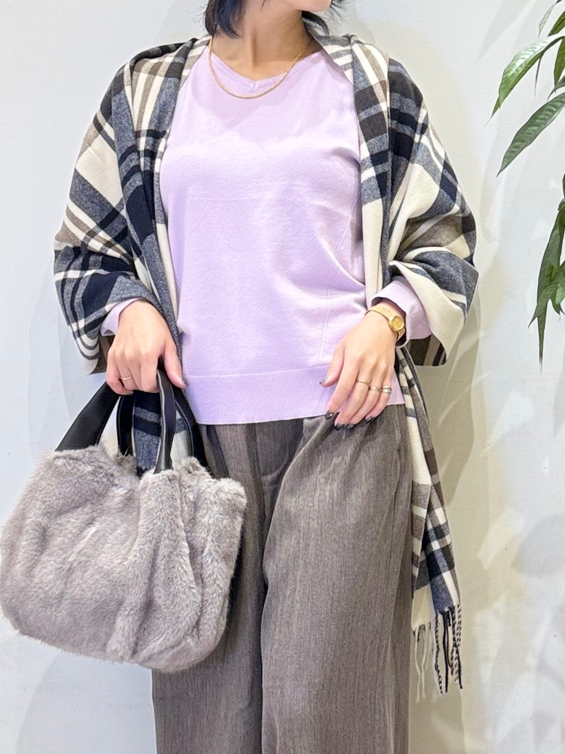 misakiさんの「SHOO･LA･RUE｜【S-LL/洗濯機可】お顔回りがすっきり見える やわらか浅Vネックニット」を使ったコーディネート