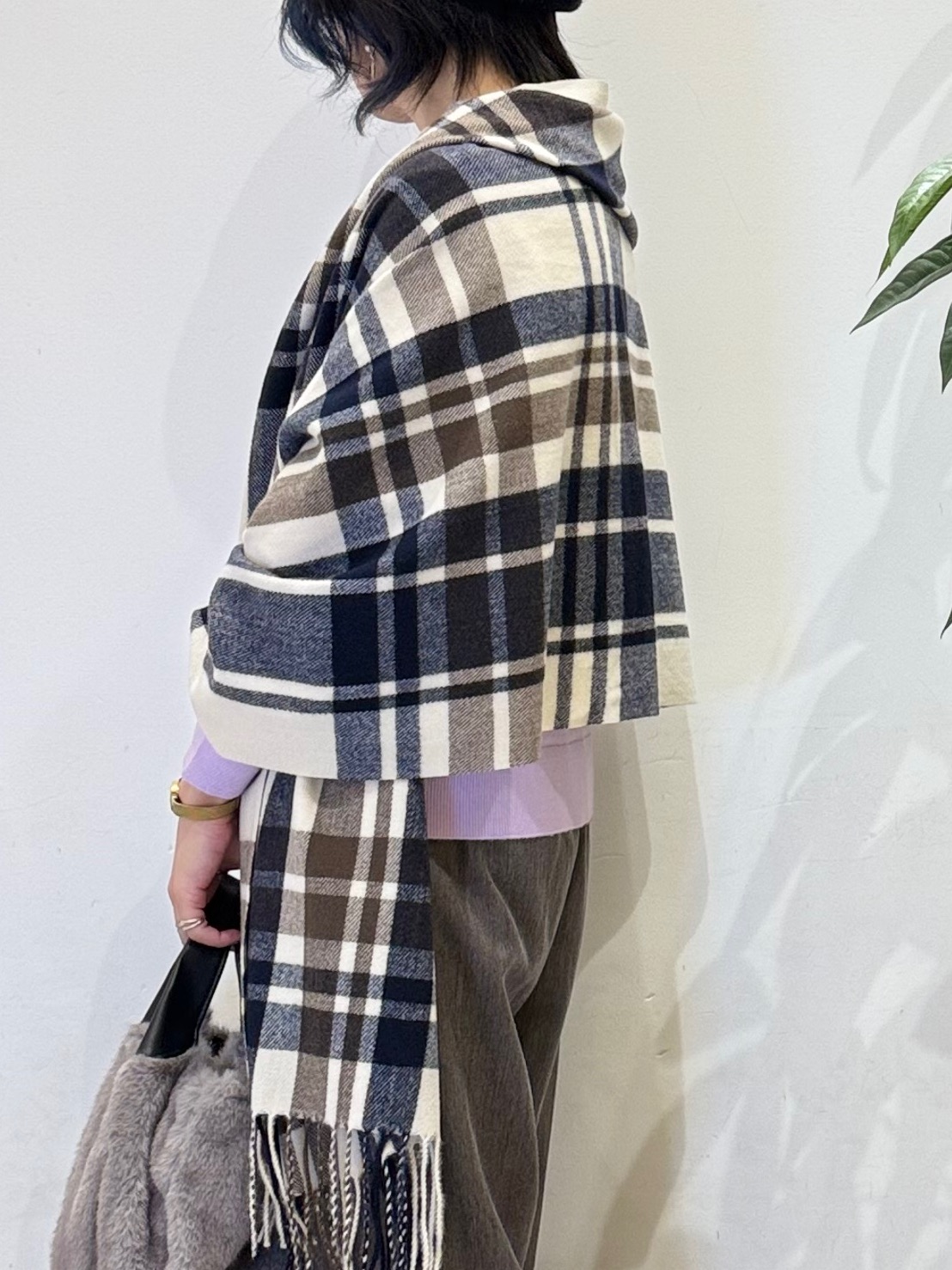 misakiさんの「SHOO･LA･RUE｜【S-LL/洗濯機可】お顔回りがすっきり見える やわらか浅Vネックニット」を使ったコーディネート