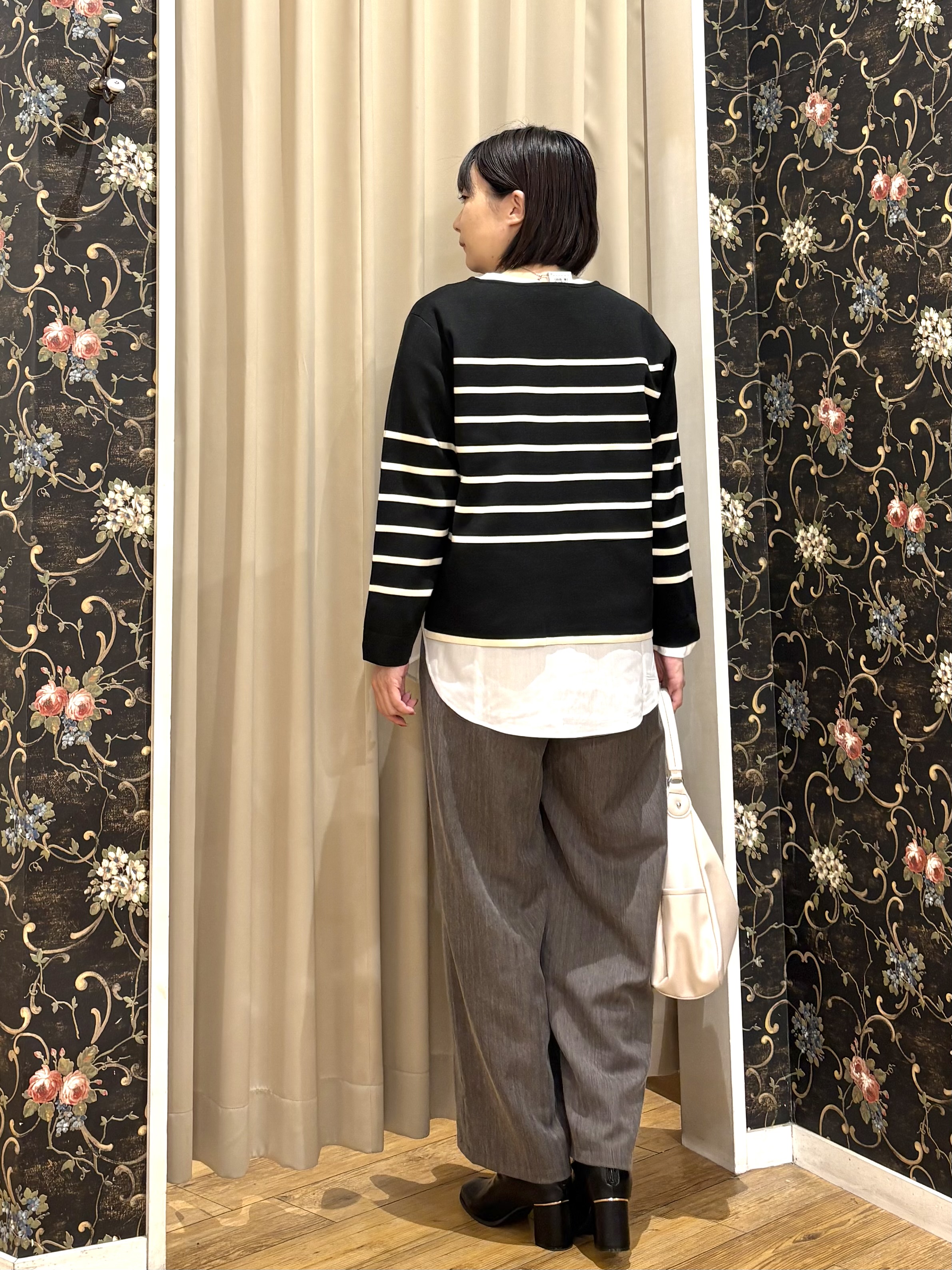 ネリさんの「SHOO･LA･RUE｜【洗濯機可/S-LL】抜け感ある着こなしに 金ボタン付き スポンディッシュ クルーネックニット」を使ったコーディネート