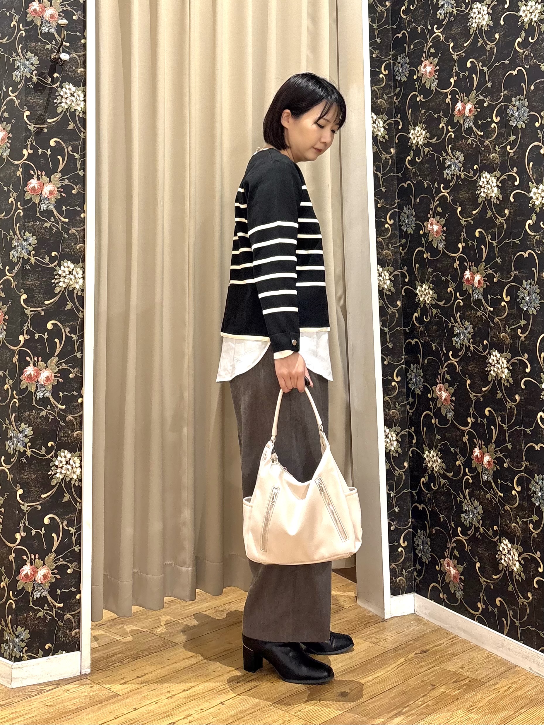 ネリさんの「SHOO･LA･RUE｜【洗濯機可/S-LL】抜け感ある着こなしに 金ボタン付き スポンディッシュ クルーネックニット」を使ったコーディネート