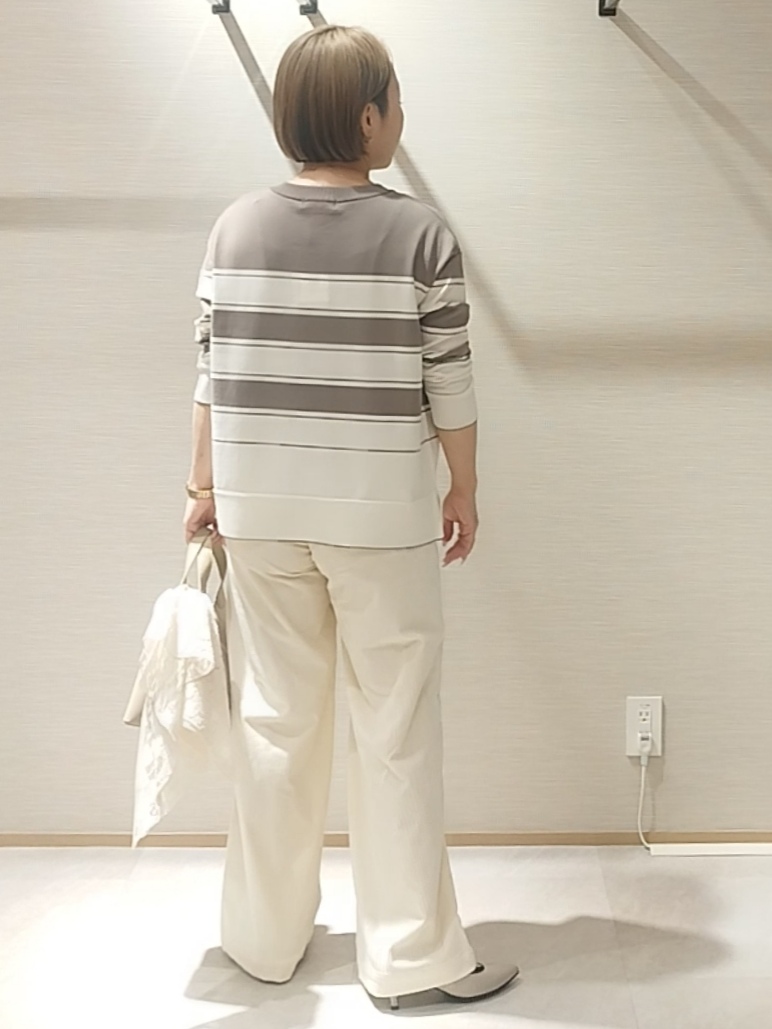 s u g iさんの「UNTITLED｜【顔周りすっきり/体型カバー】ドライタッチVネックニットプルオーバー」を使ったコーディネート