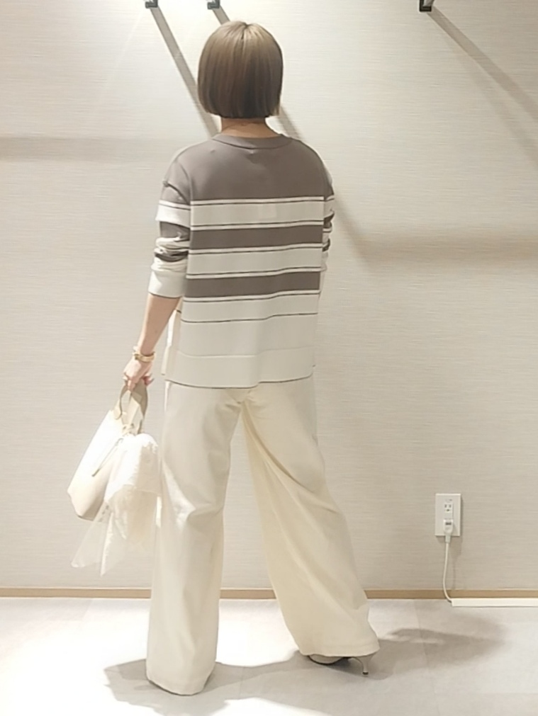 s u g iさんの「UNTITLED｜【顔周りすっきり/体型カバー】ドライタッチVネックニットプルオーバー」を使ったコーディネート