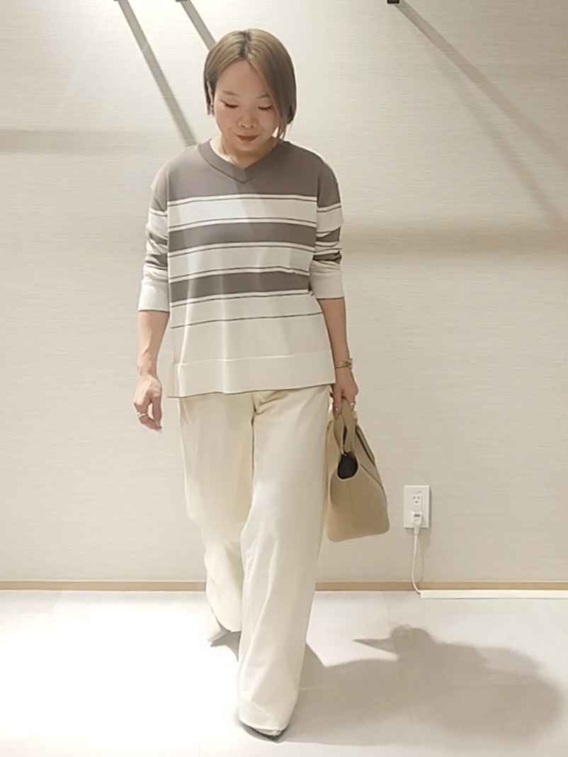 s u g iさんの「UNTITLED｜【顔周りすっきり/体型カバー】ドライタッチVネックニットプルオーバー」を使ったコーディネート