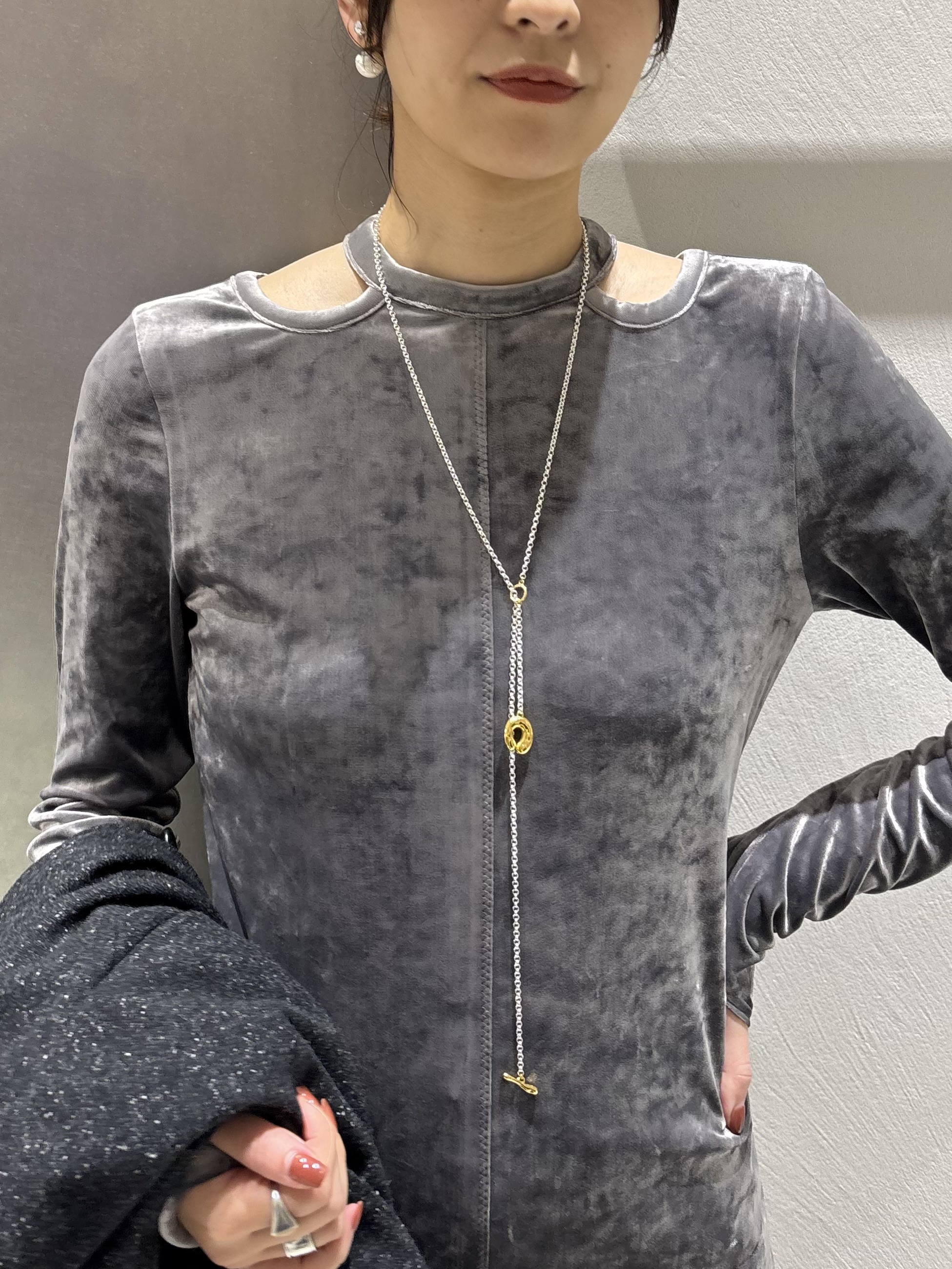 iwamiさんの「CODE A｜【ReRe】neck point velour dress」を使ったコーディネート